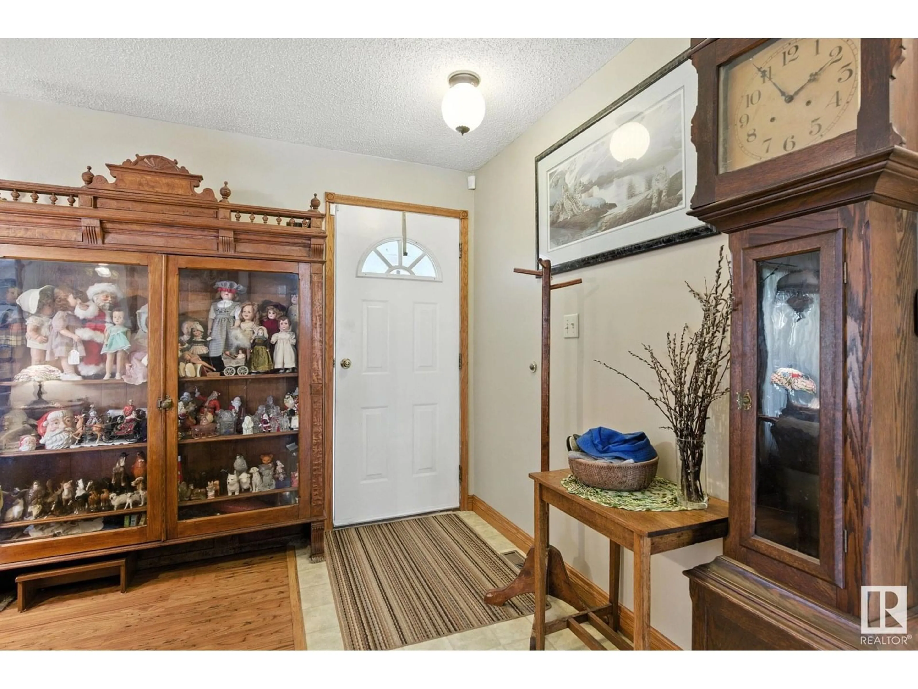 Indoor entryway for 9608 98A ST, Morinville Alberta T8R1H2