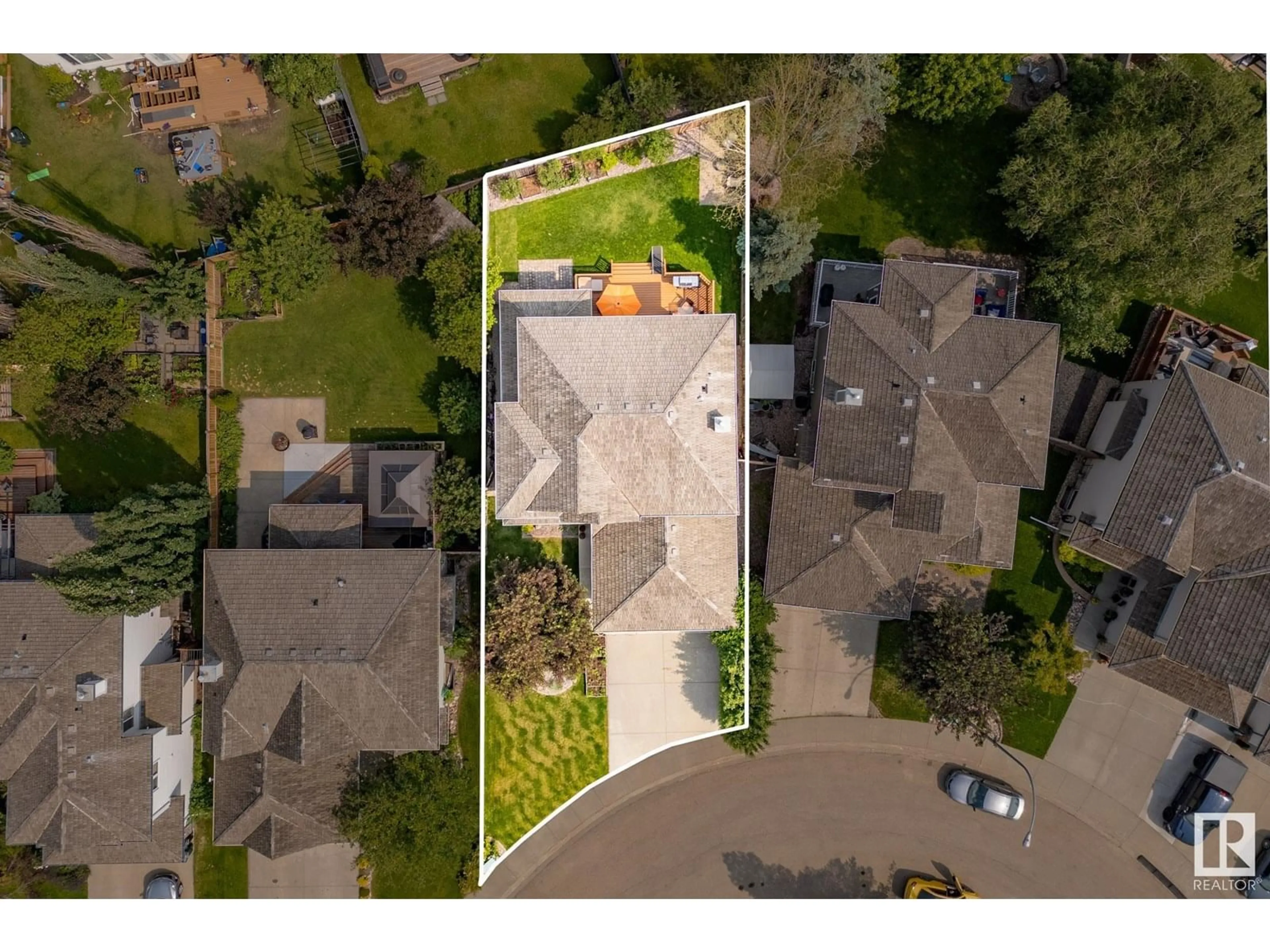 A pic from outside/outdoor area/front of a property/back of a property/a pic from drone, street for 428 NORWAY CR, Sherwood Park Alberta T8A6E7