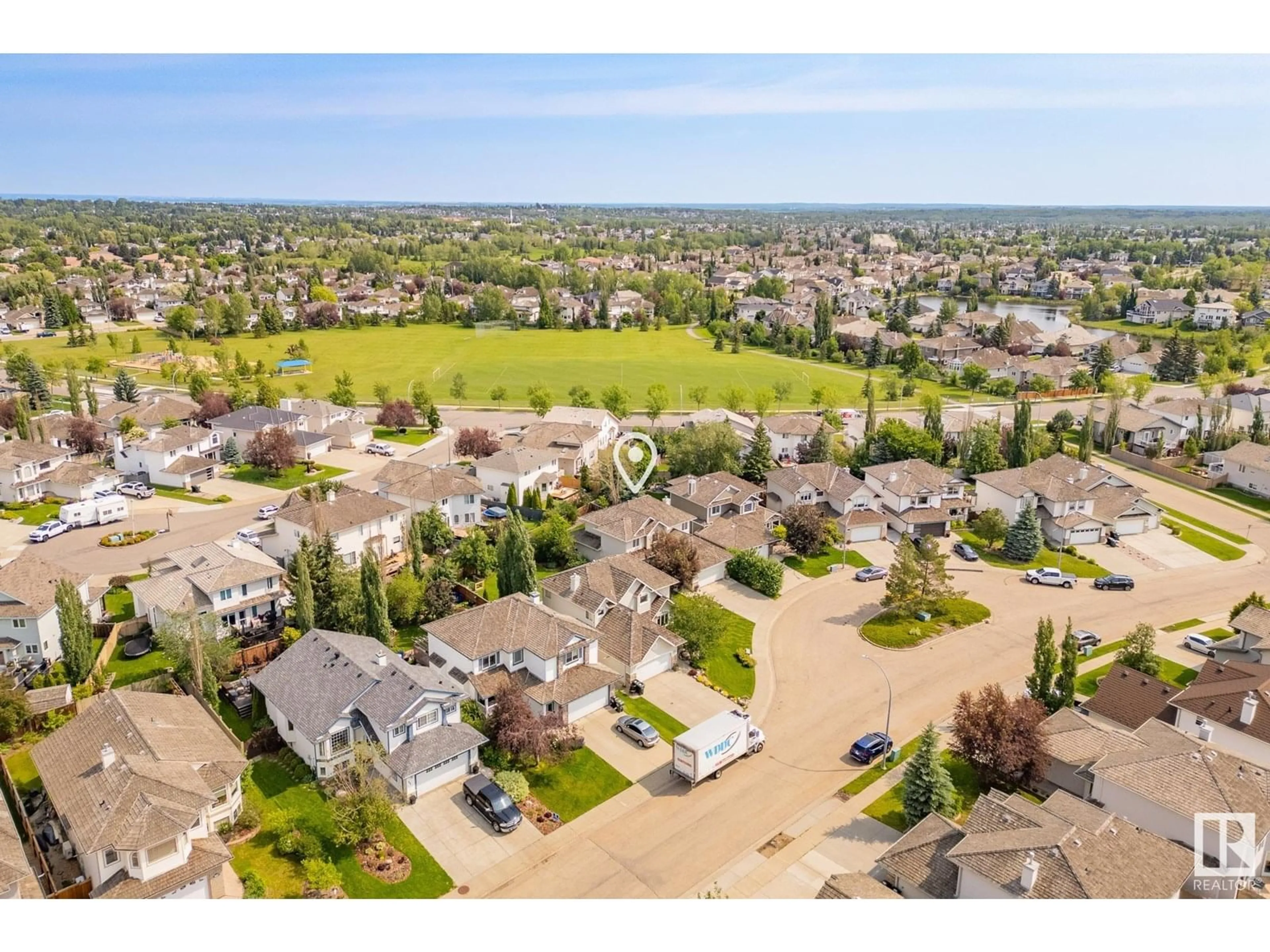 A pic from outside/outdoor area/front of a property/back of a property/a pic from drone, street for 428 NORWAY CR, Sherwood Park Alberta T8A6E7