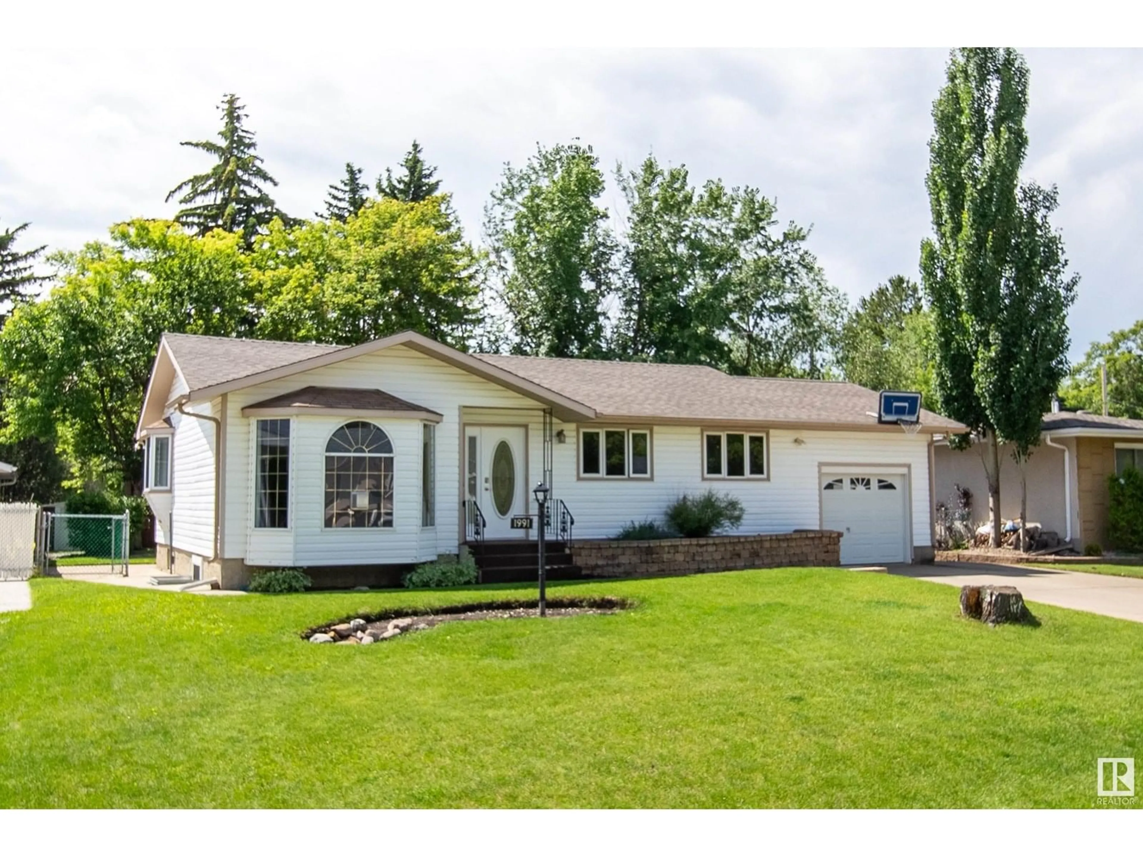 Home with vinyl exterior material, street for 1991 AVONDALE, Sherwood Park Alberta T8A0Y1