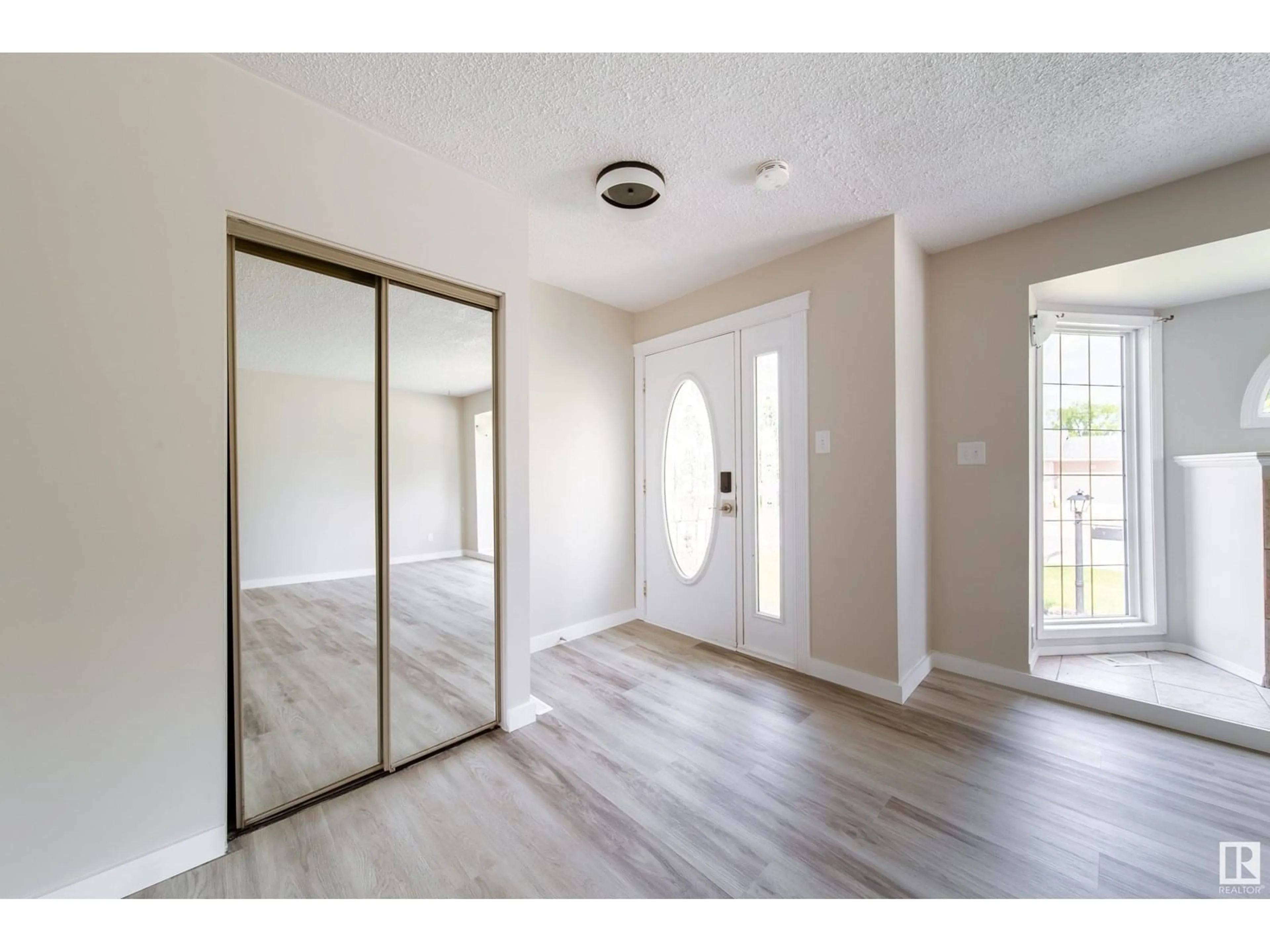Indoor entryway for 1991 AVONDALE, Sherwood Park Alberta T8A0Y1