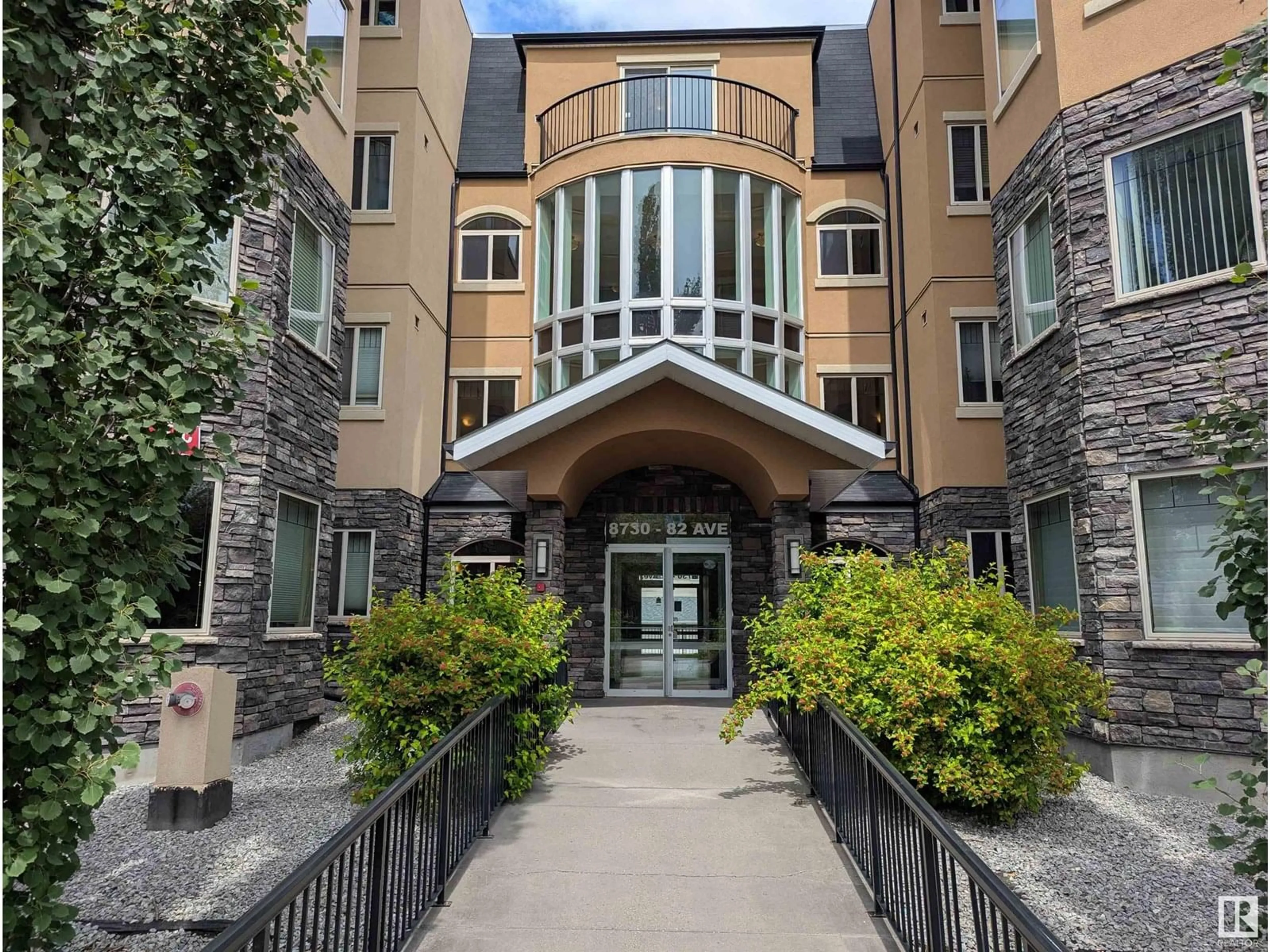 Indoor foyer for #319 - 8730 82 AV, Edmonton Alberta T6C0Z1