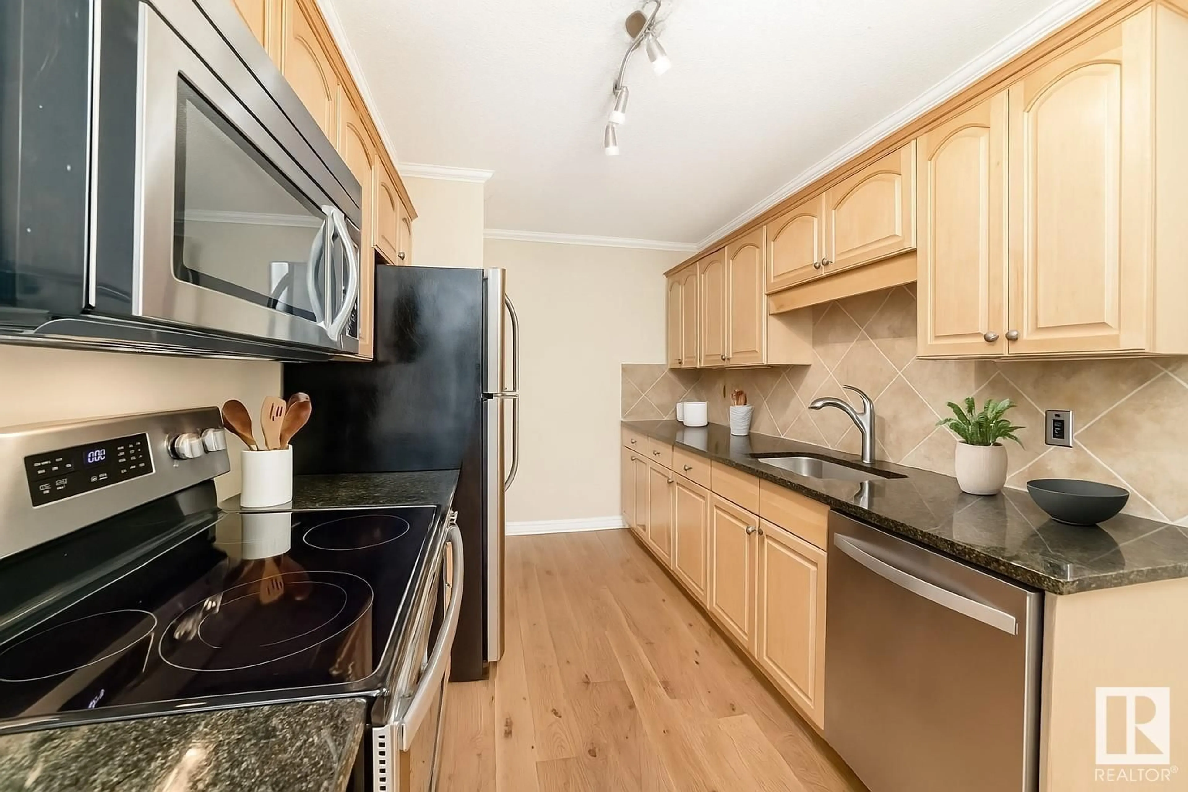 Standard kitchen, wood/laminate floor for 105 - 10547 83 AV, Edmonton Alberta T6E2E1