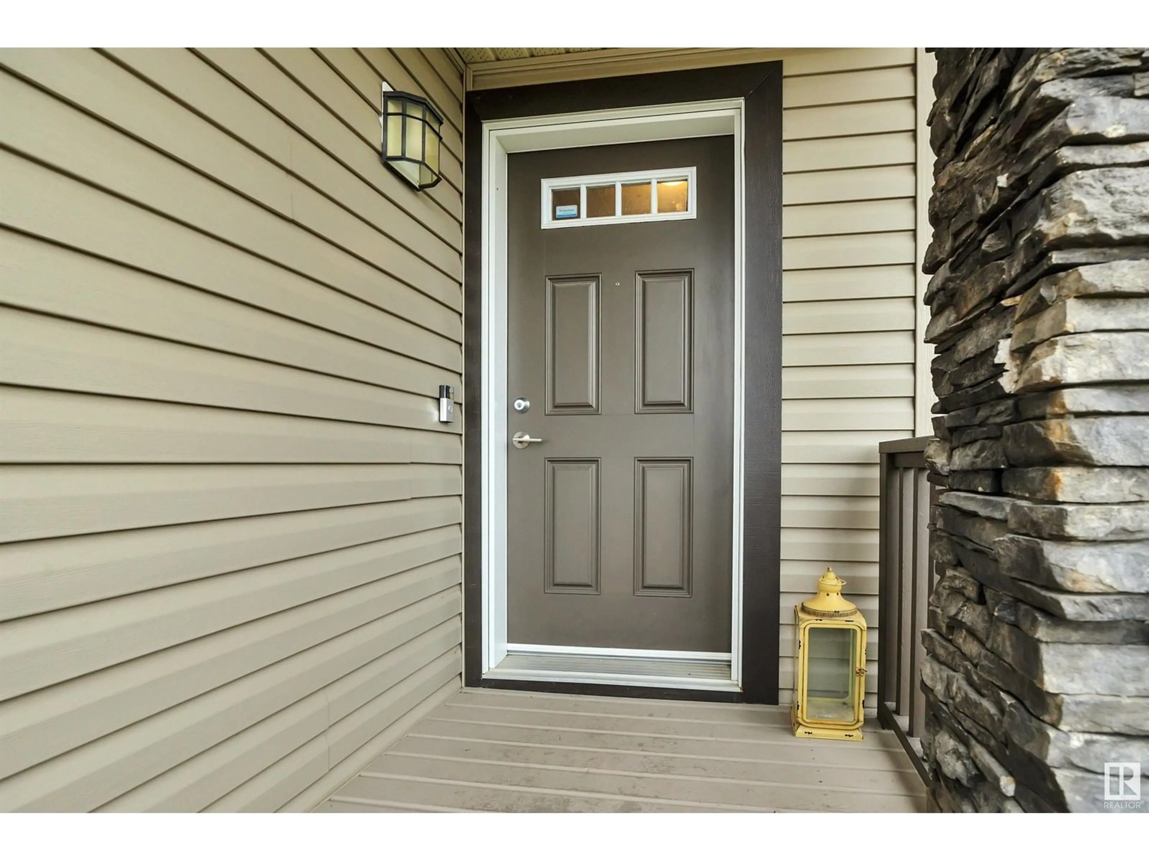 Indoor entryway for 17245 8A AV SW, Edmonton Alberta T6W0M7