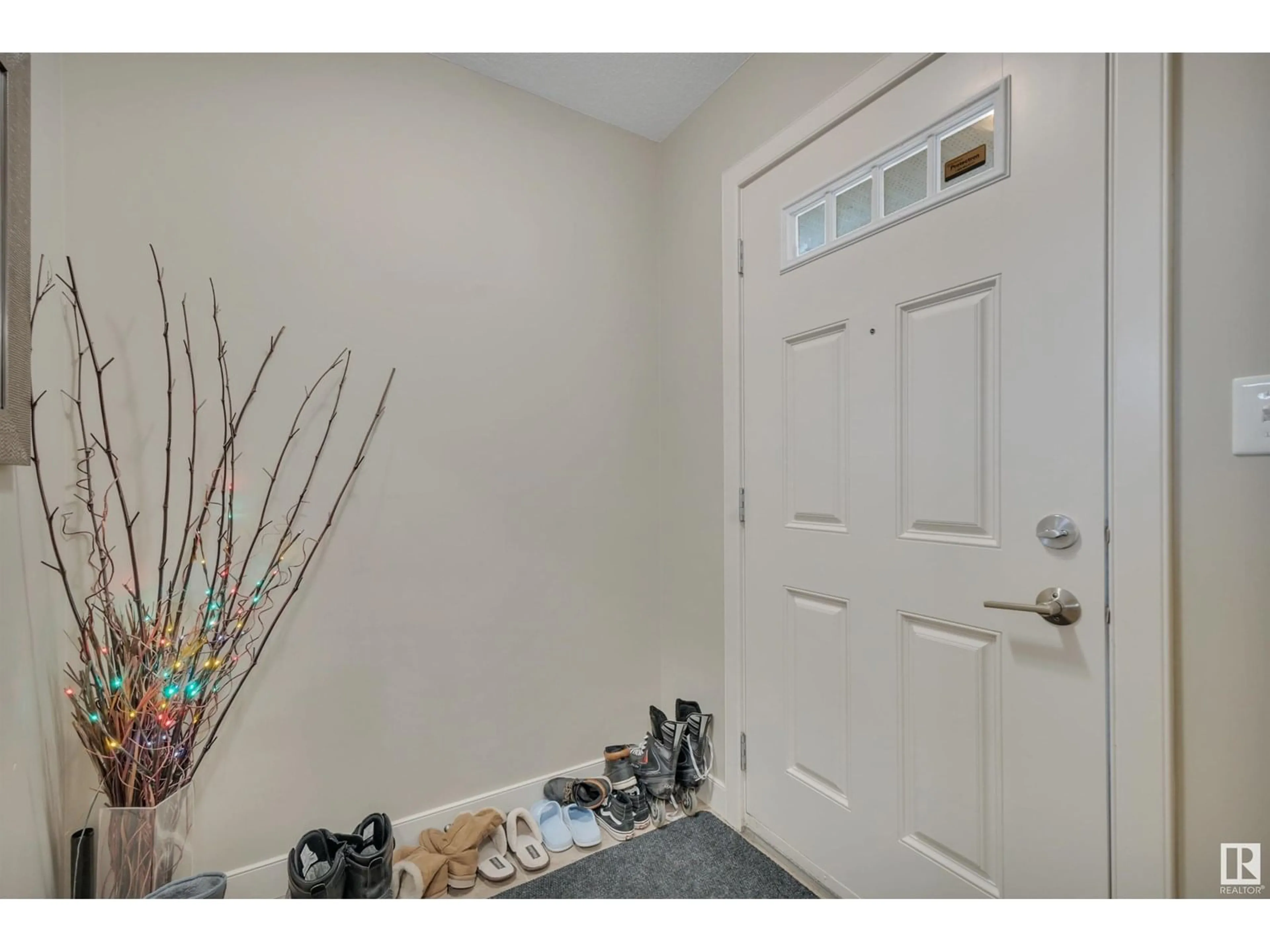 Indoor entryway for 17245 8A AV SW, Edmonton Alberta T6W0M7