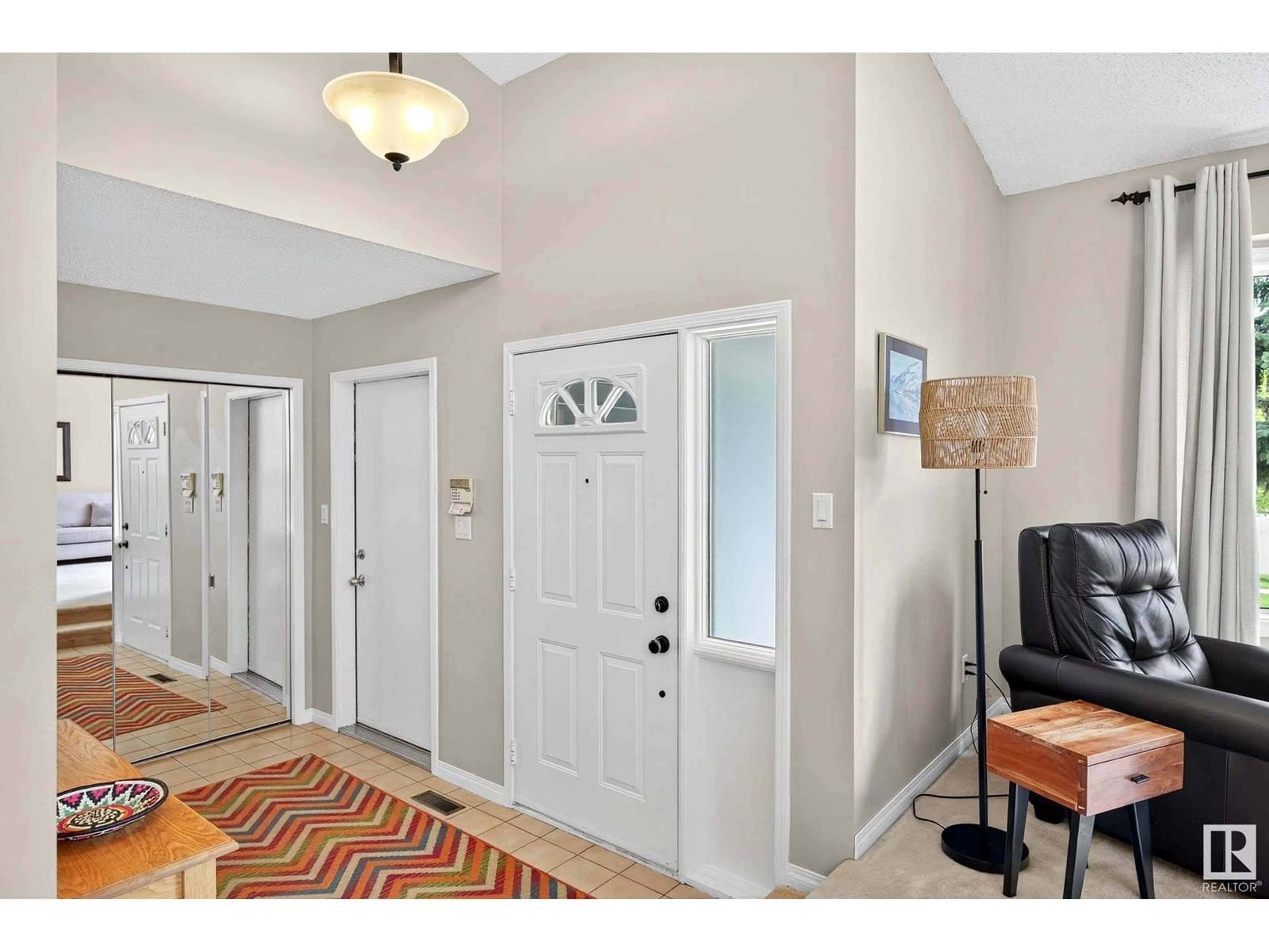 Indoor entryway for 2 PRIMROSE PL, St. Albert Alberta T8N5G4