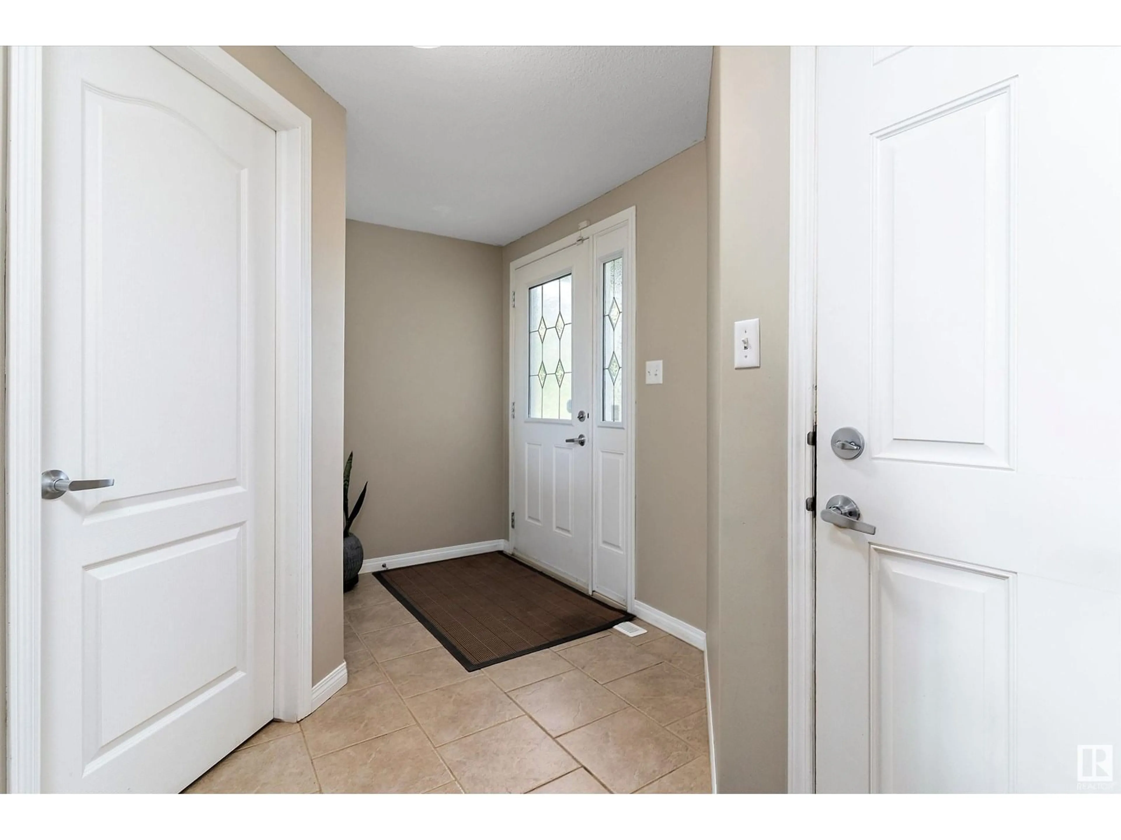Indoor entryway for 112 RUE MAGNAN, Beaumont Alberta T4X0A5