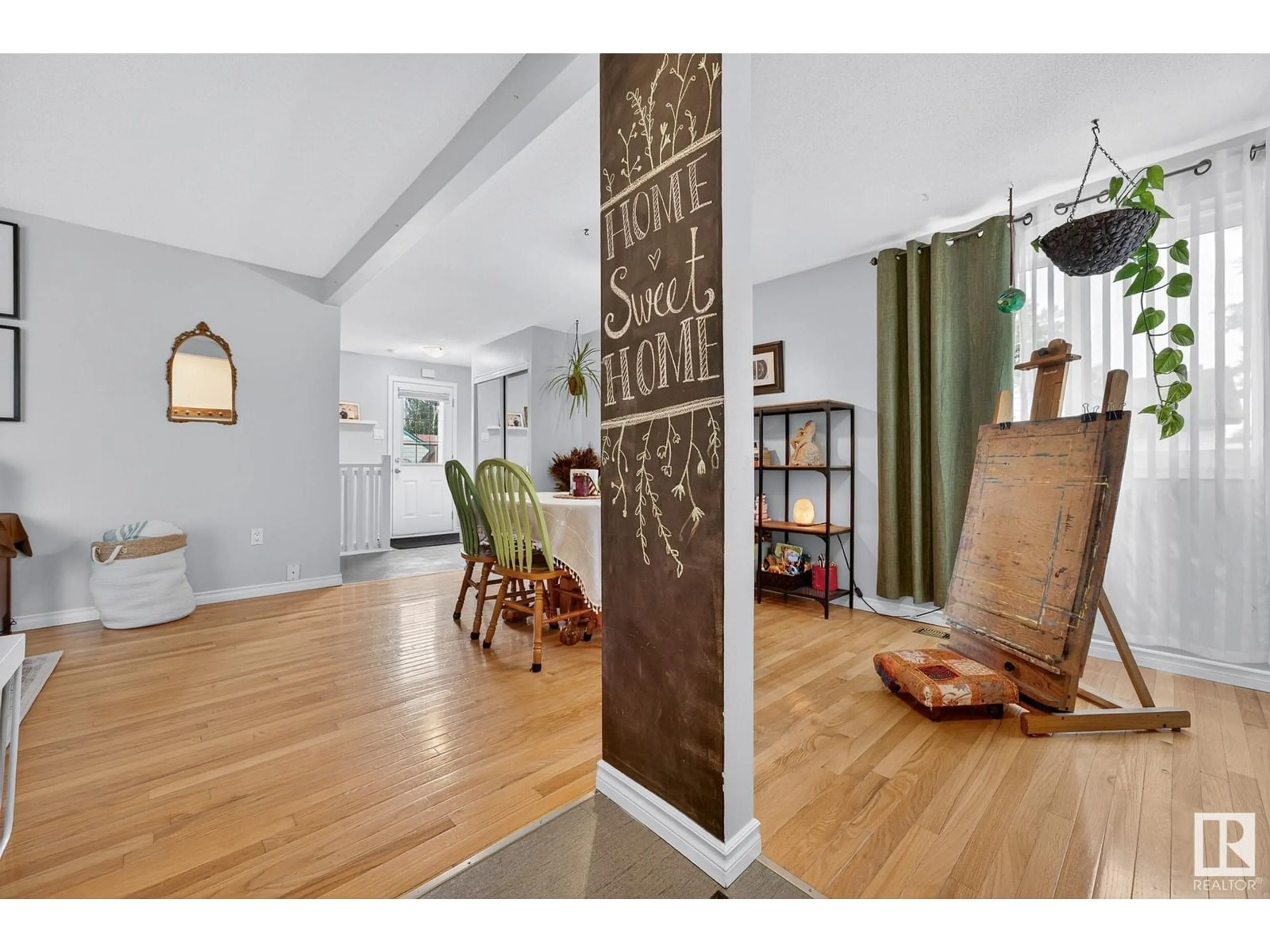Indoor entryway for 5 COLUMBIA AV, Devon Alberta T8G1H9
