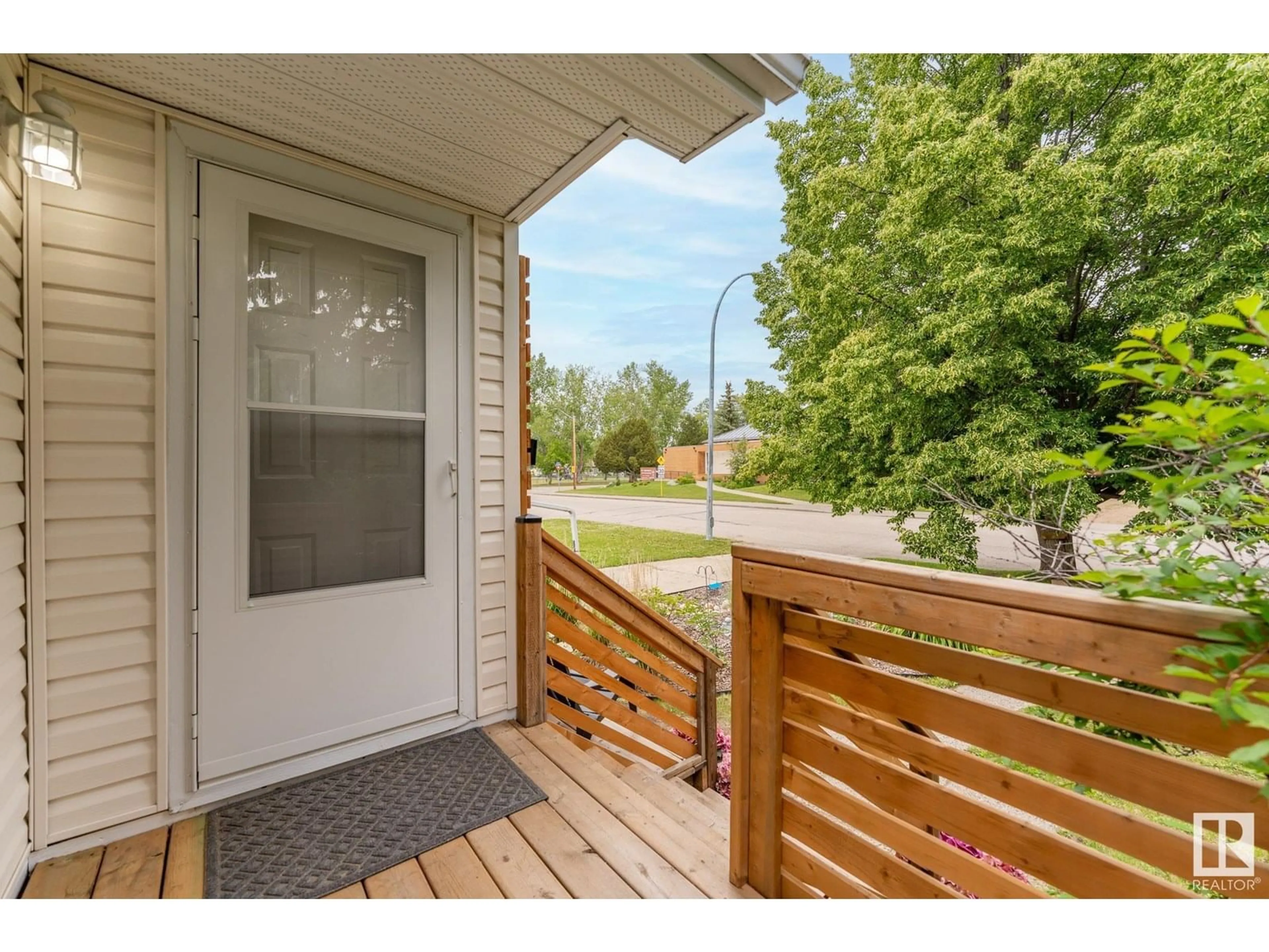Indoor entryway for 5 COLUMBIA AV, Devon Alberta T8G1H9