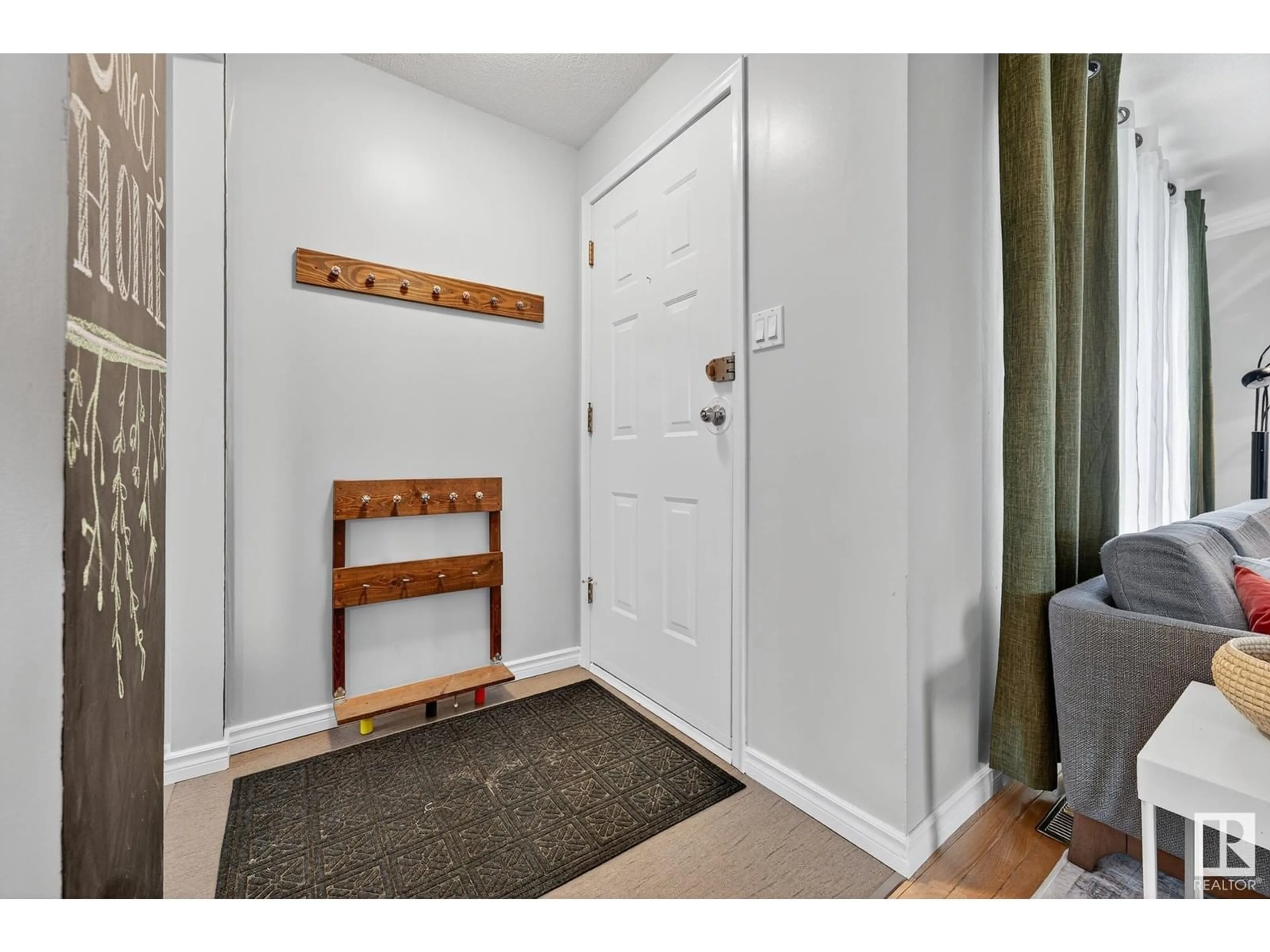 Indoor entryway for 5 COLUMBIA AV, Devon Alberta T8G1H9