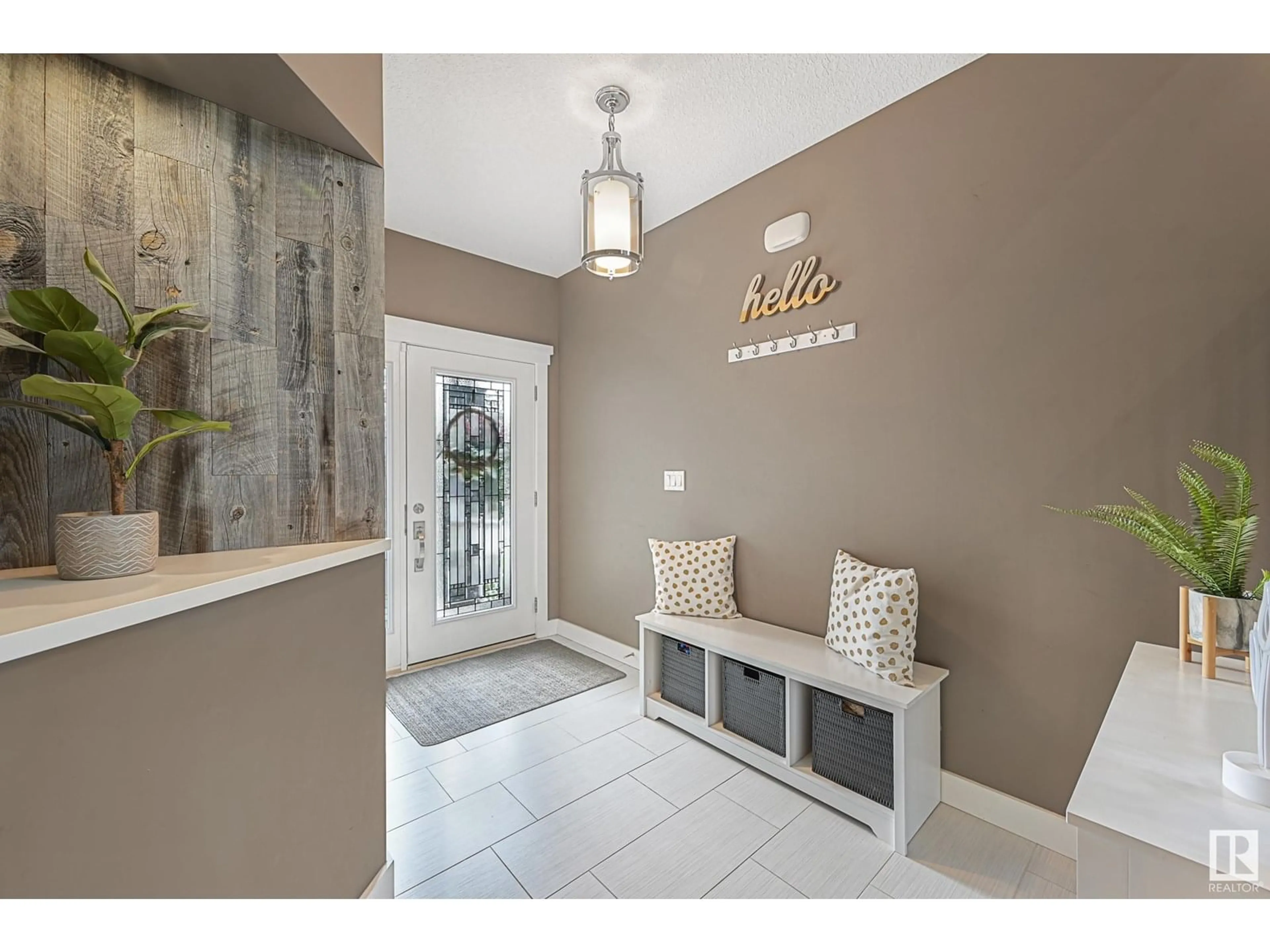 Indoor entryway for 100 ELLISON, Fort Saskatchewan Alberta T8L0M9