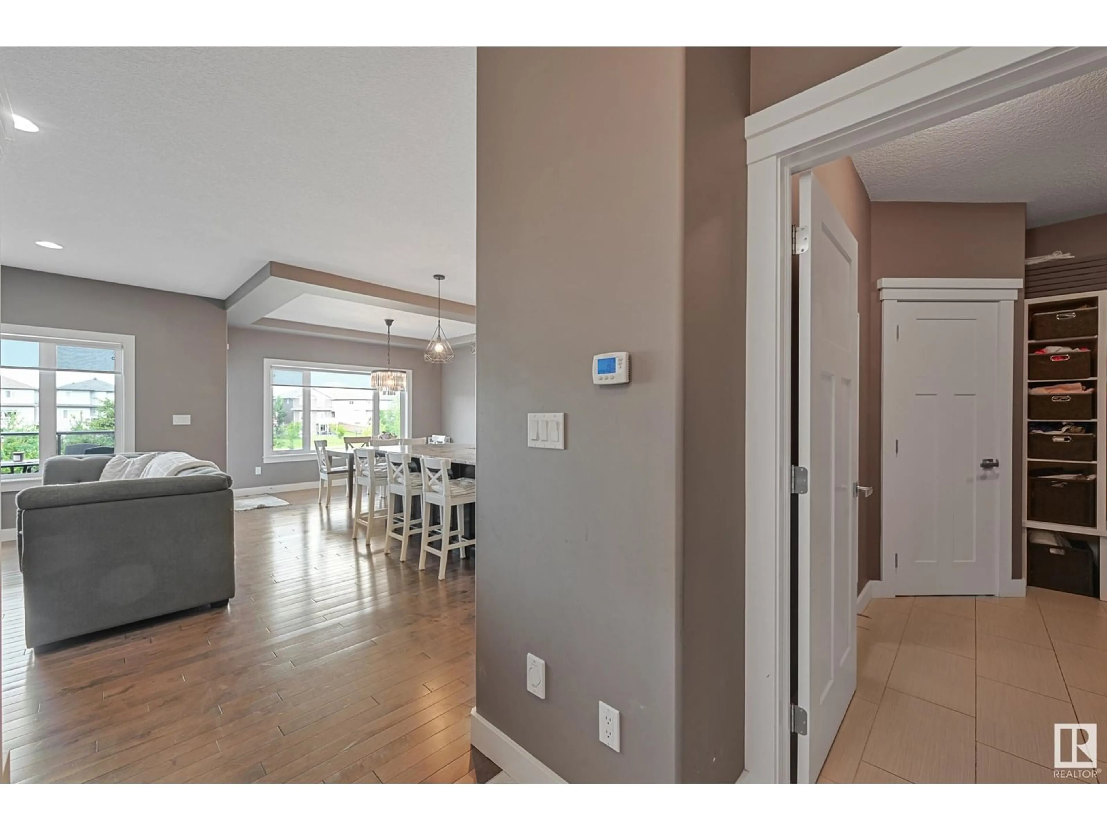 Indoor entryway for 100 ELLISON, Fort Saskatchewan Alberta T8L0M9