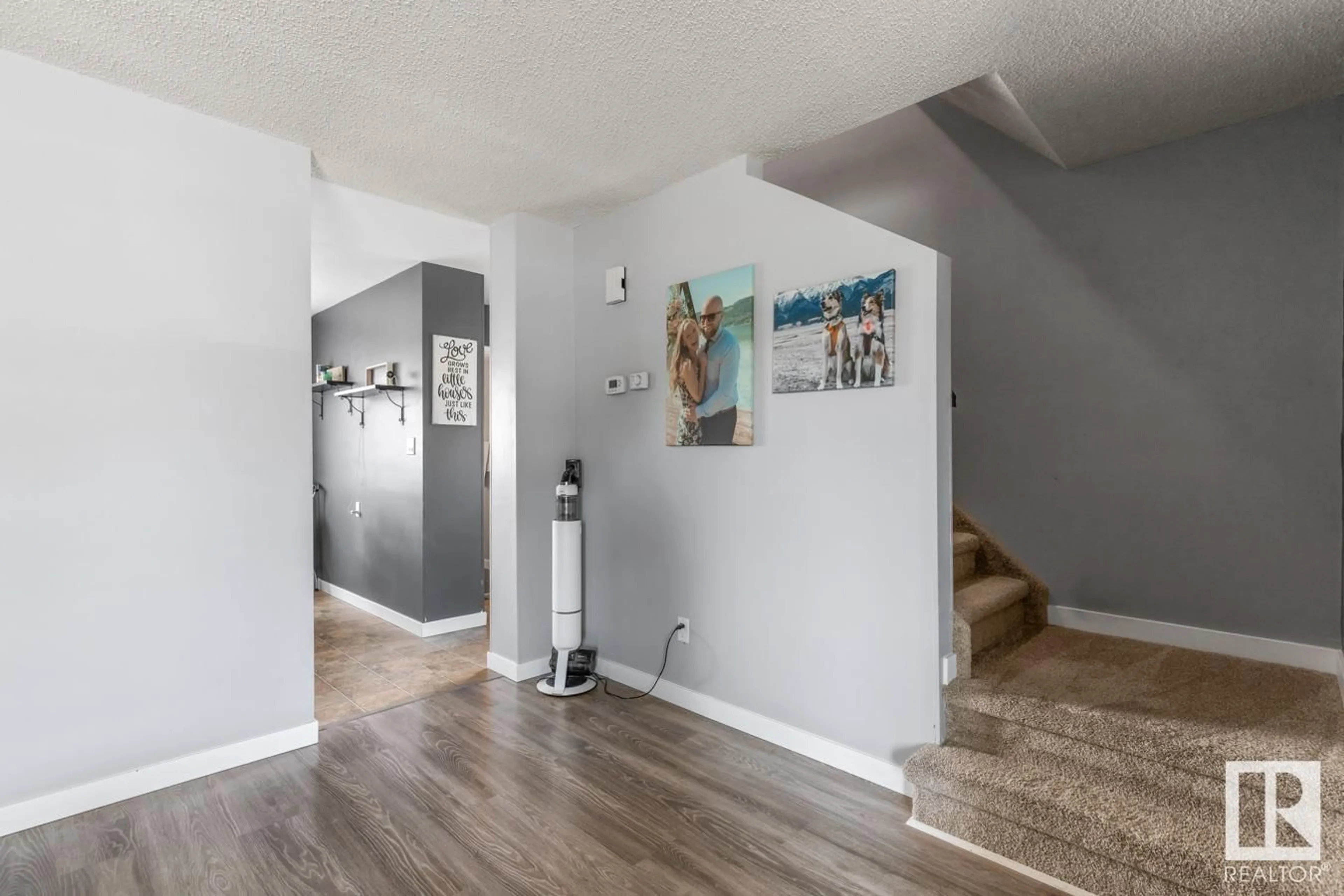 Indoor entryway for 4703 32 AV, Edmonton Alberta T6L5J4