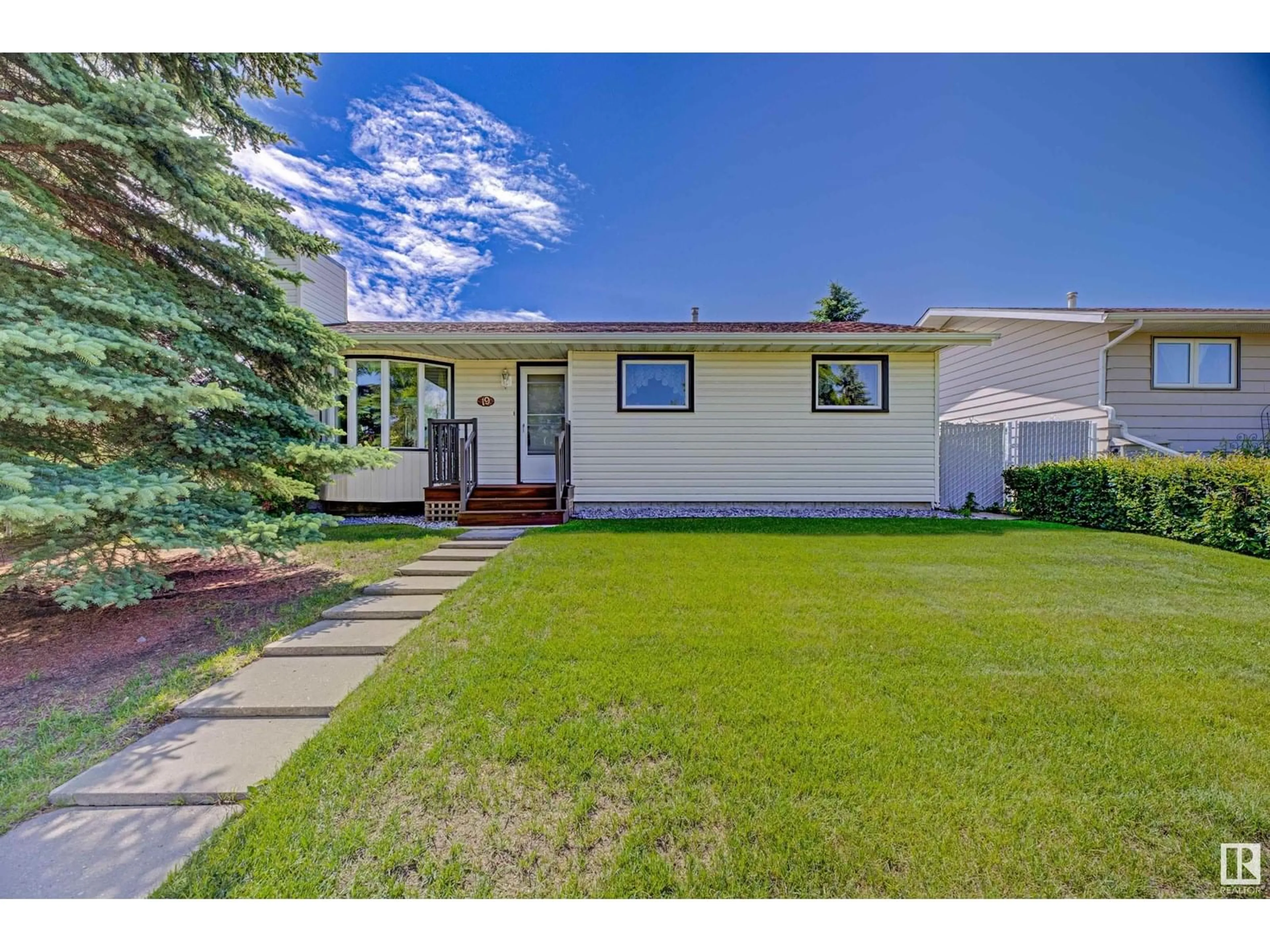 Home with vinyl exterior material, street for 19 GARDEN VALLEY DR, Stony Plain Alberta T7Z1T5