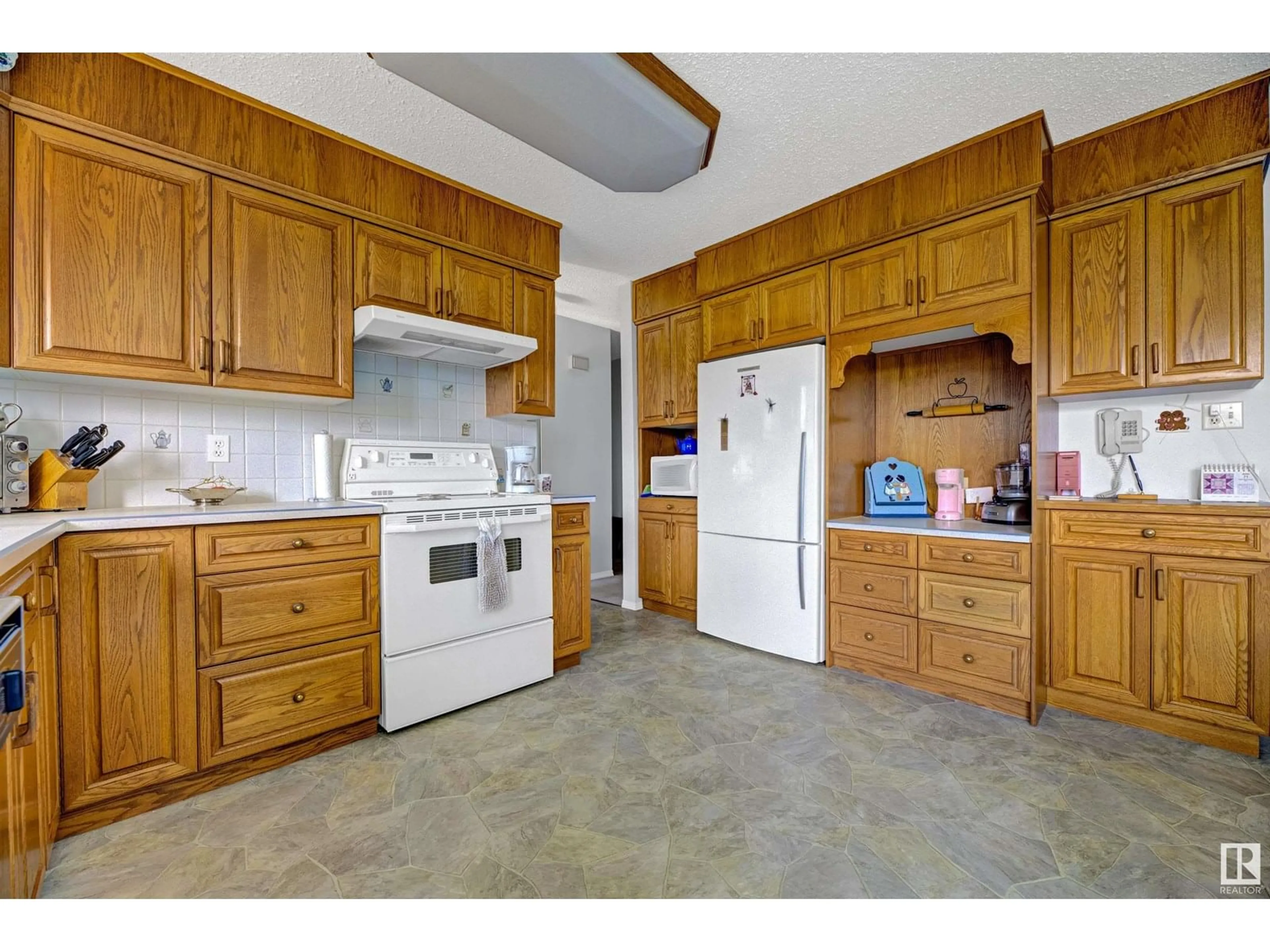 Standard kitchen, unknown for 19 GARDEN VALLEY DR, Stony Plain Alberta T7Z1T5