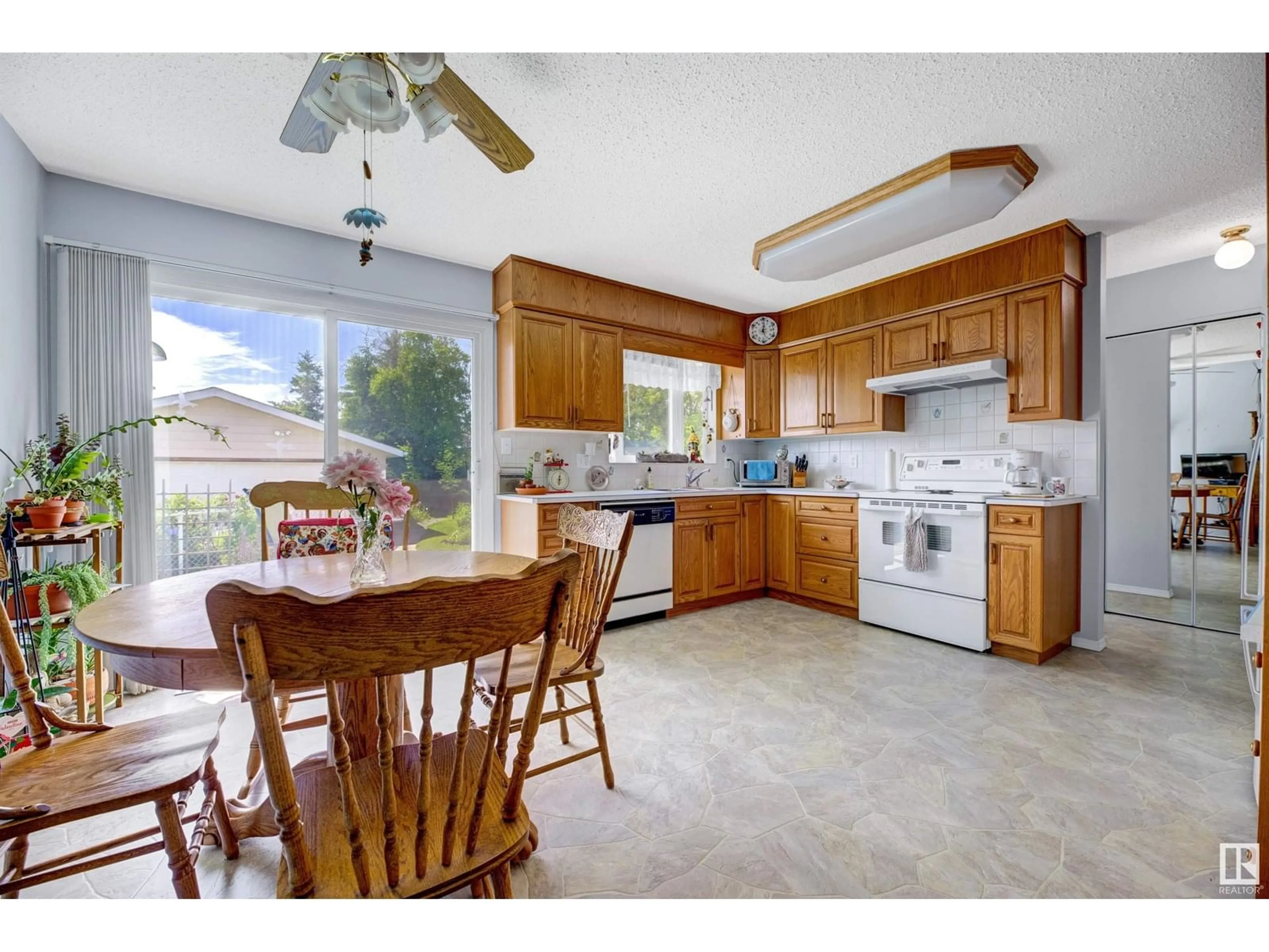 Open concept kitchen, unknown for 19 GARDEN VALLEY DR, Stony Plain Alberta T7Z1T5