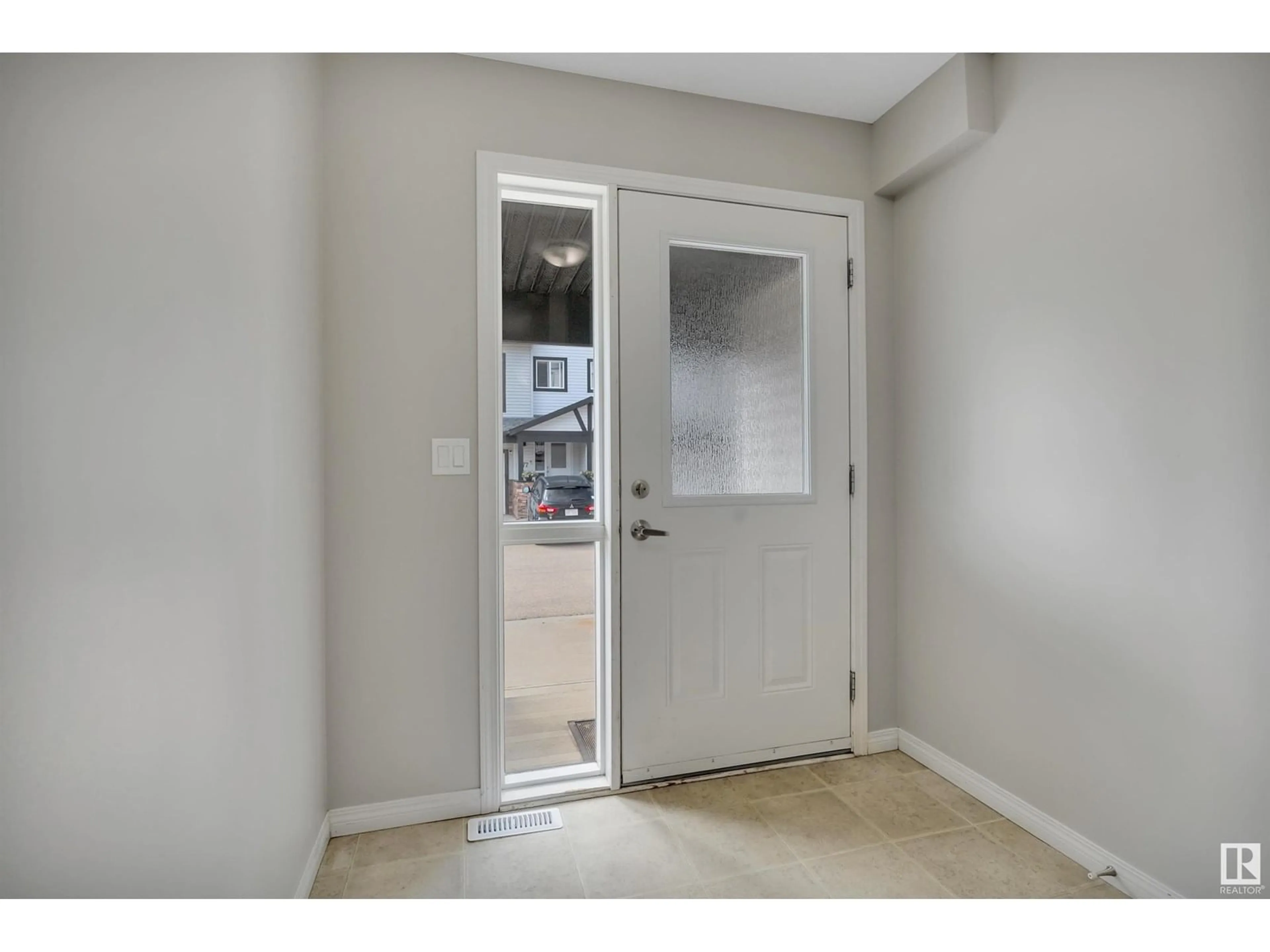 Indoor entryway for 11 - 76 CLOVER BAR LN, Sherwood Park Alberta T8H0C4