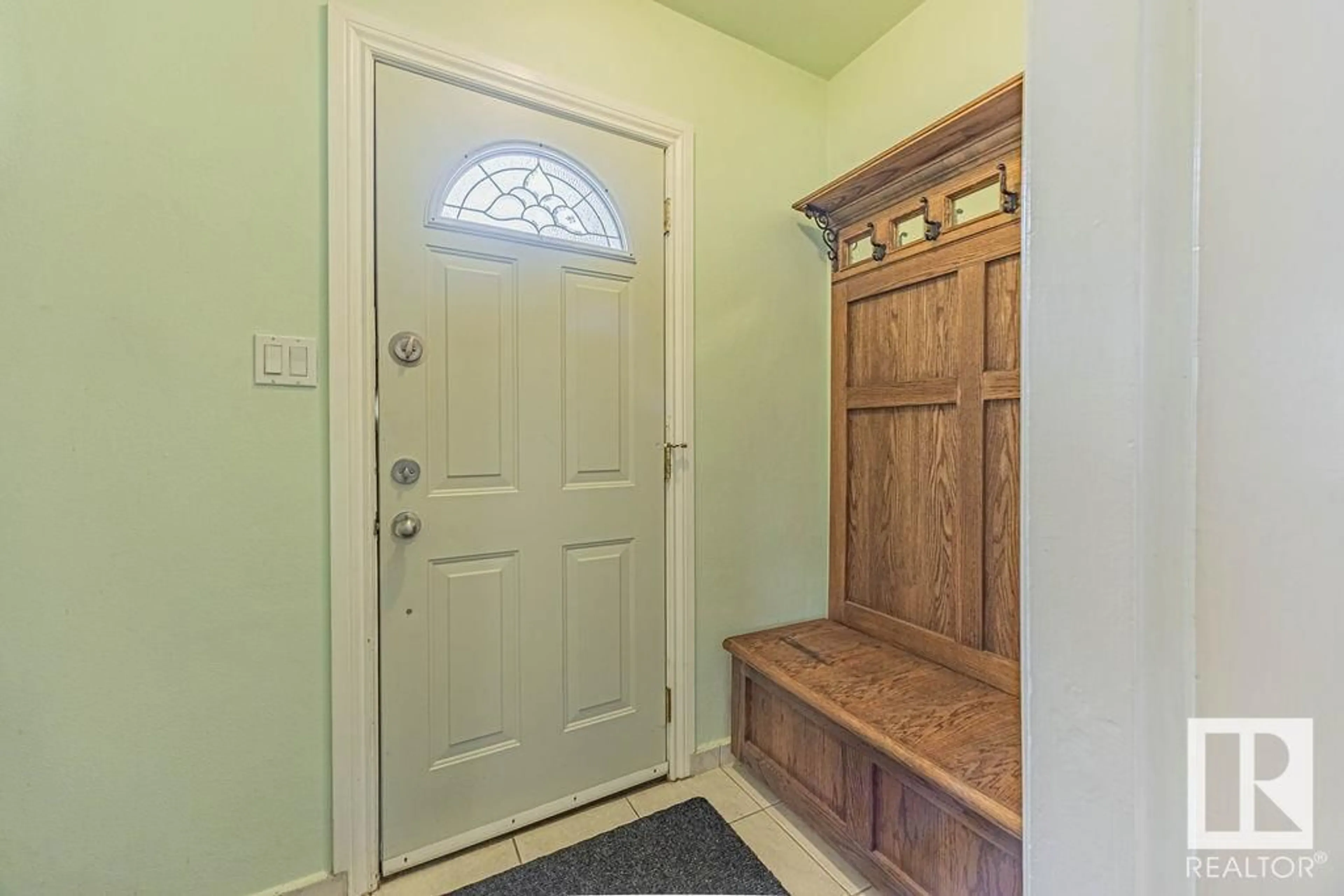 Indoor entryway for 11133 57 ST, Edmonton Alberta T5W3T7