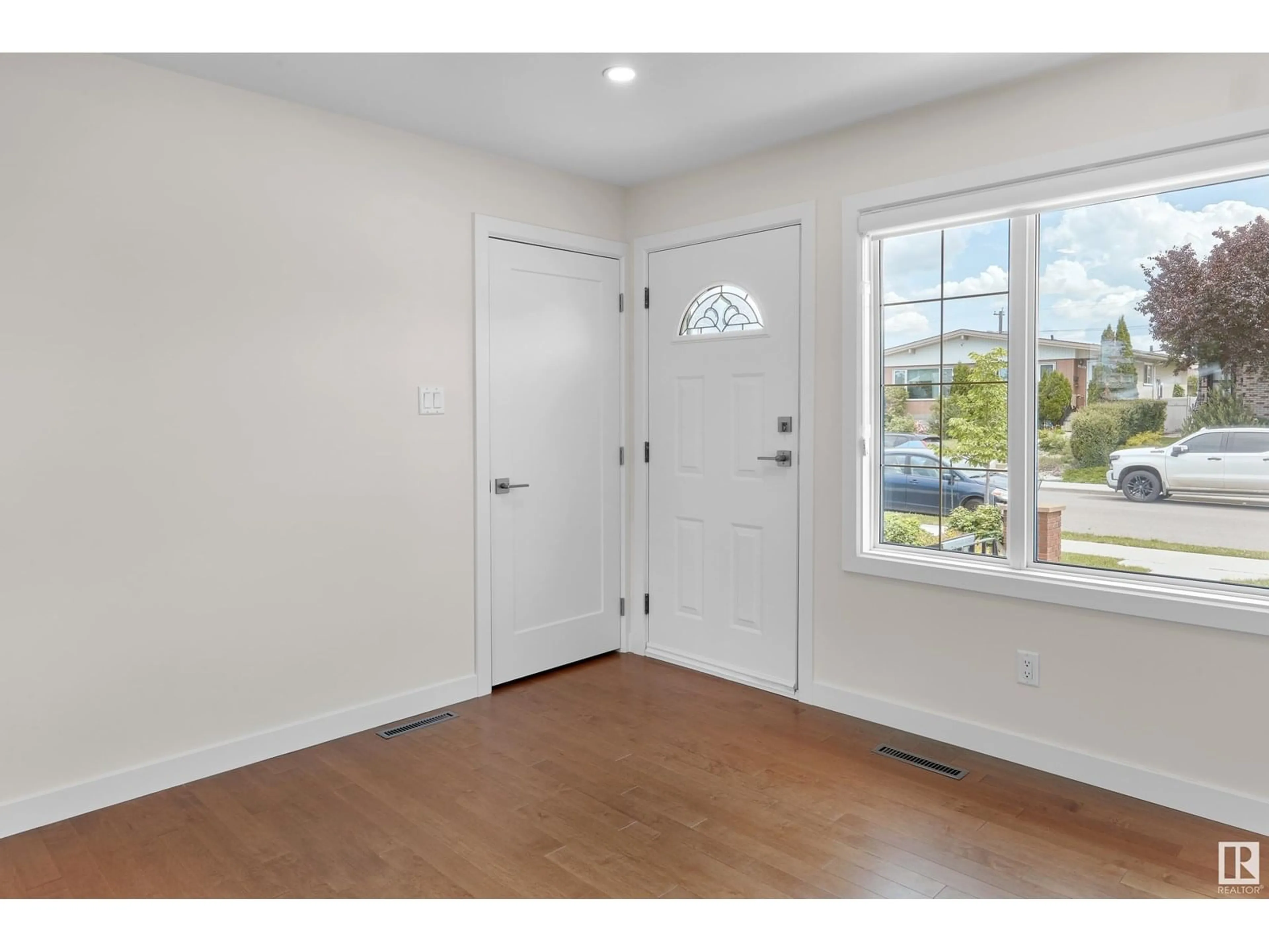 Indoor entryway for 6020 105 ST, Edmonton Alberta T6H2N4