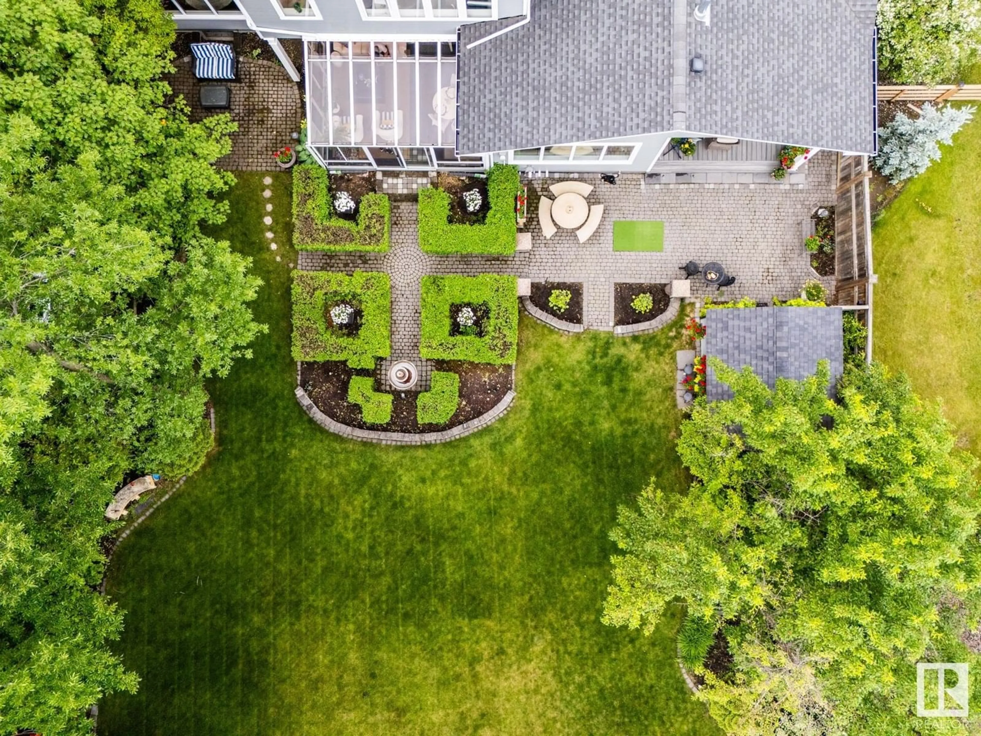 A pic from outside/outdoor area/front of a property/back of a property/a pic from drone, street for 95 FAIRWAY DR, Edmonton Alberta T6J2C2