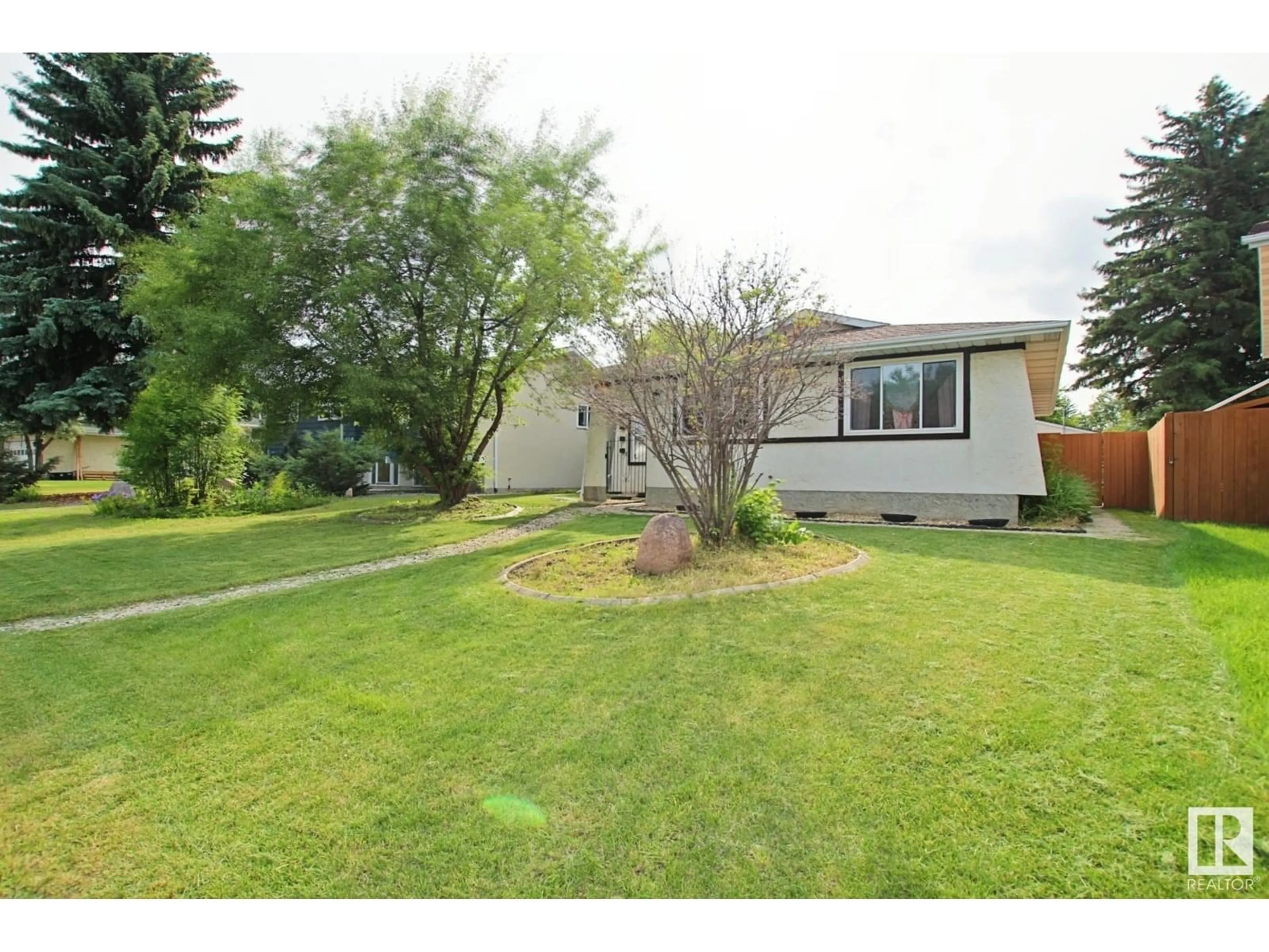 A pic from outside/outdoor area/front of a property/back of a property/a pic from drone, street for 708 LEE RIDGE RD, Edmonton Alberta T6K0P2