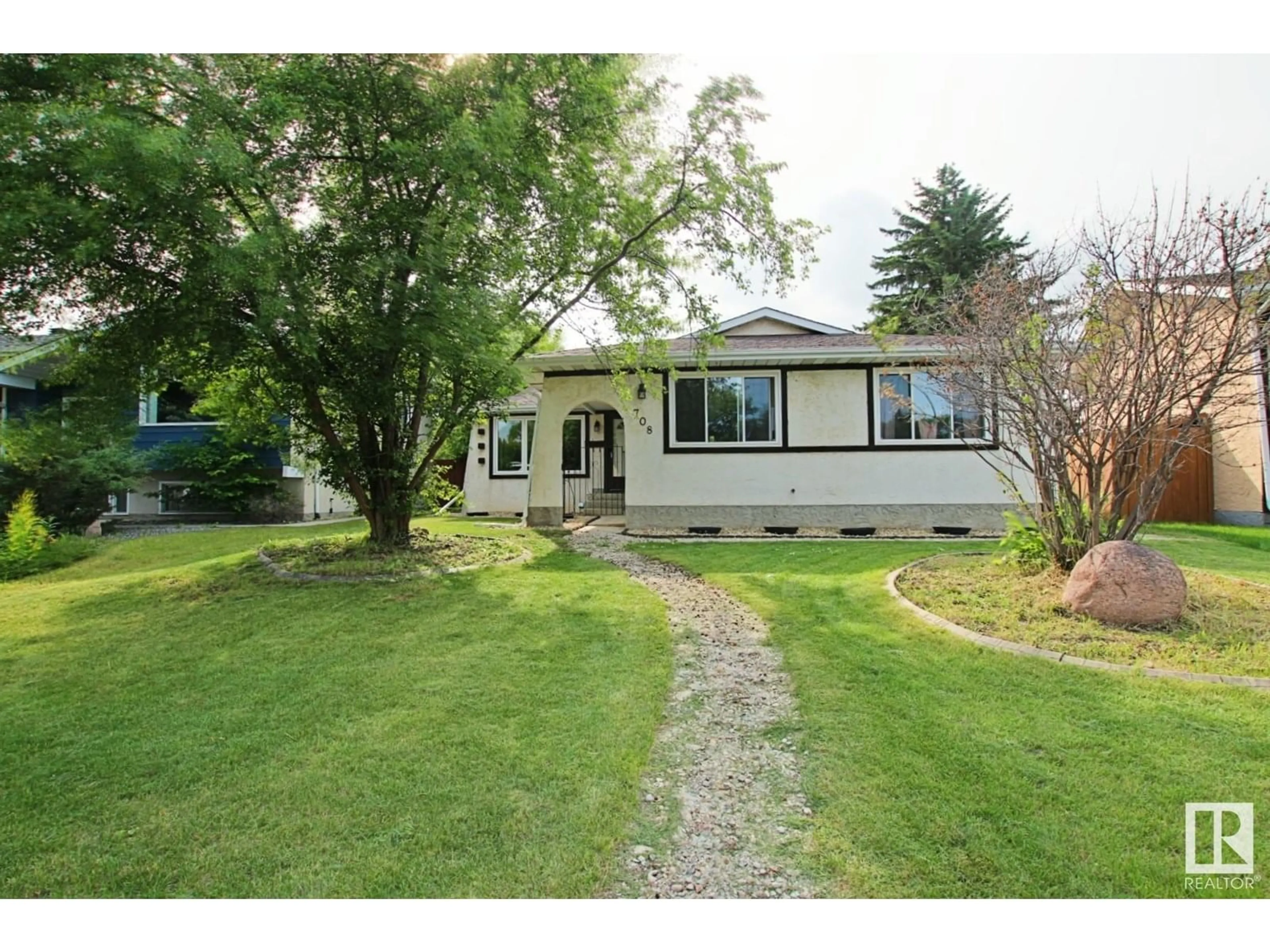 A pic from outside/outdoor area/front of a property/back of a property/a pic from drone, street for 708 LEE RIDGE RD, Edmonton Alberta T6K0P2