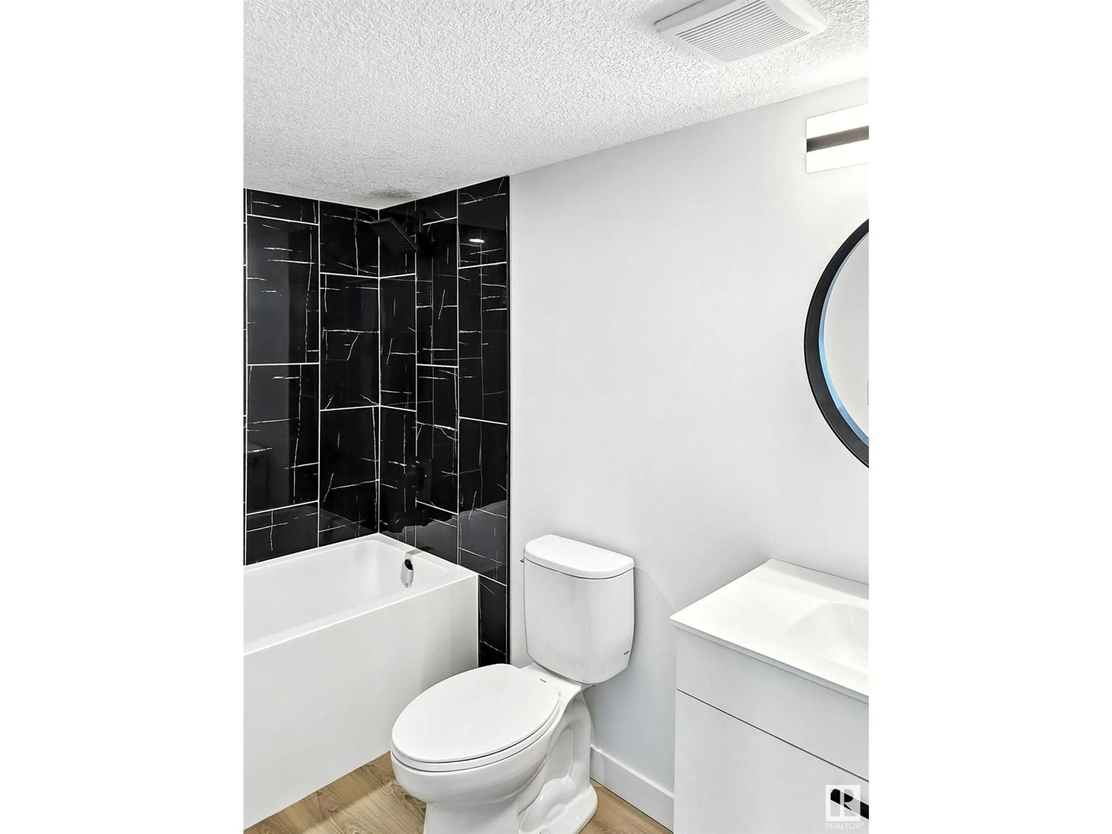 Standard bathroom, ceramic/tile floor for NW - 11523 82 ST, Edmonton Alberta T5B2V7