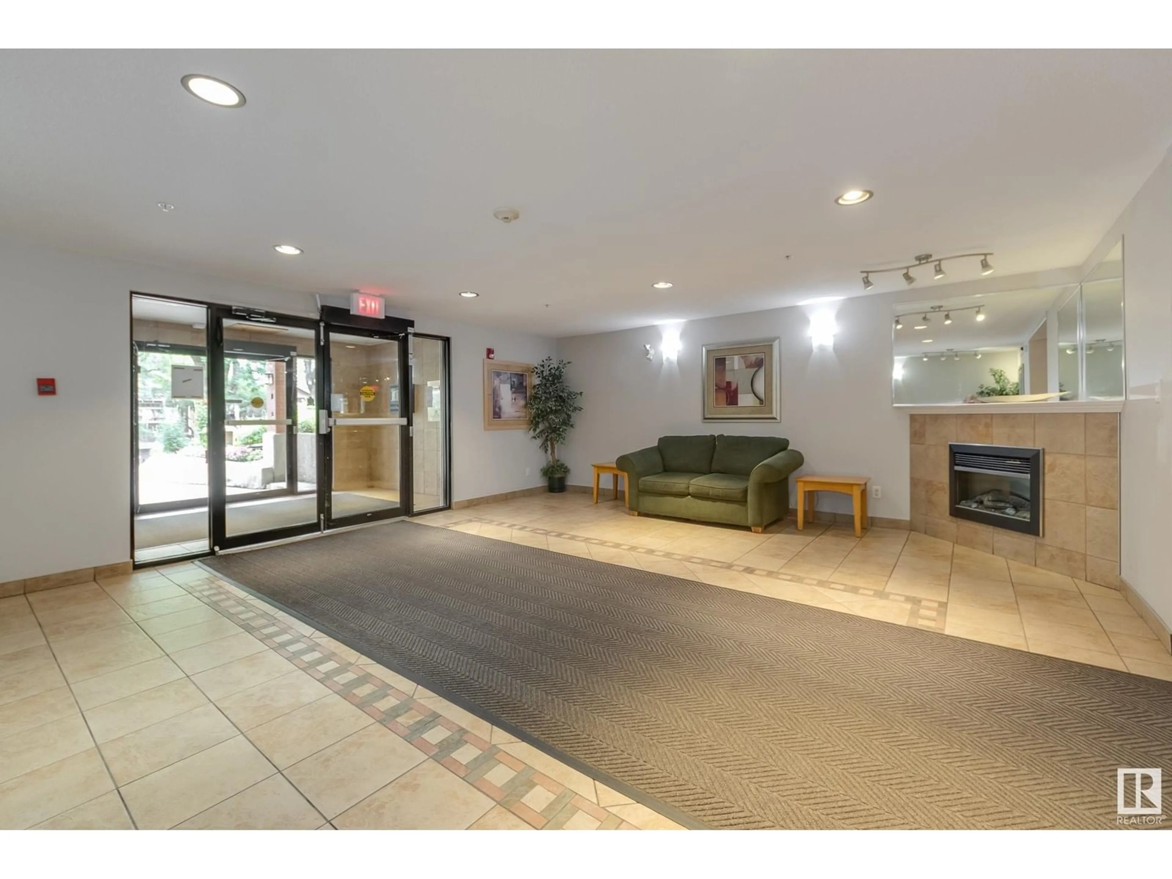 Indoor foyer for #408 - 9938 104 ST, Edmonton Alberta T5K2K7
