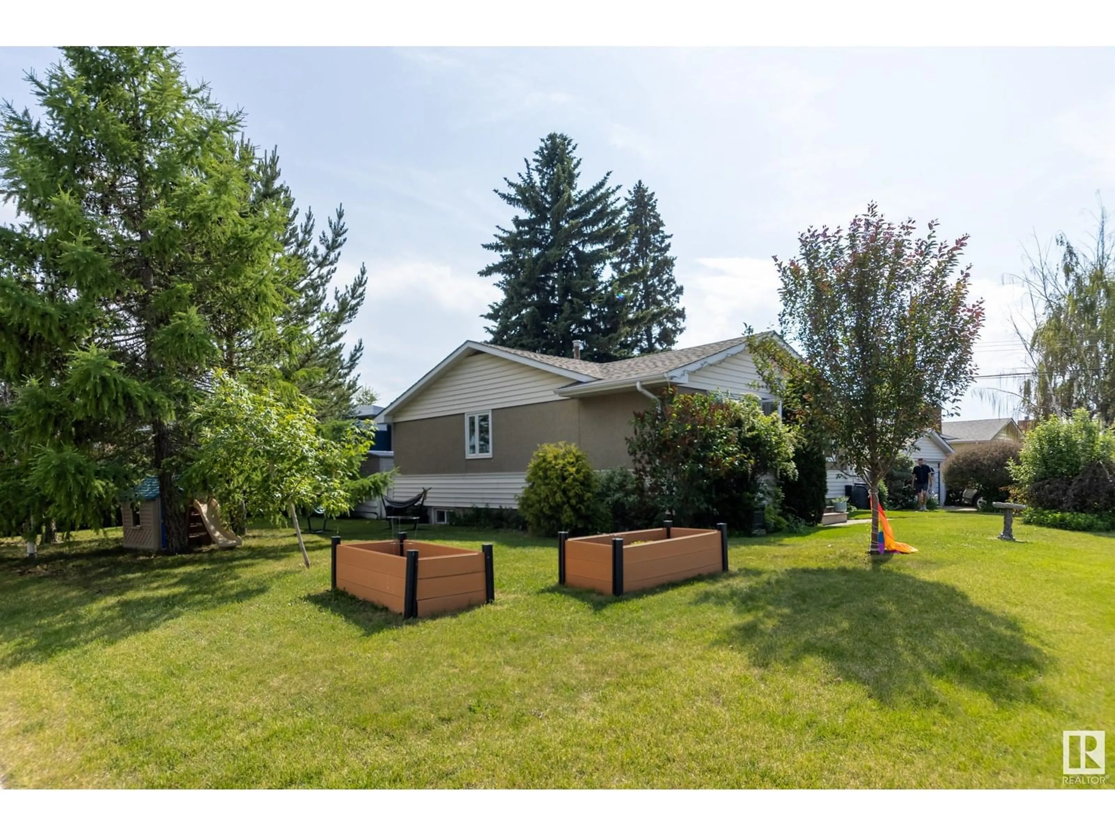 A pic from outside/outdoor area/front of a property/back of a property/a pic from drone, unknown for 7107 96B AV, Edmonton Alberta T6B1B9