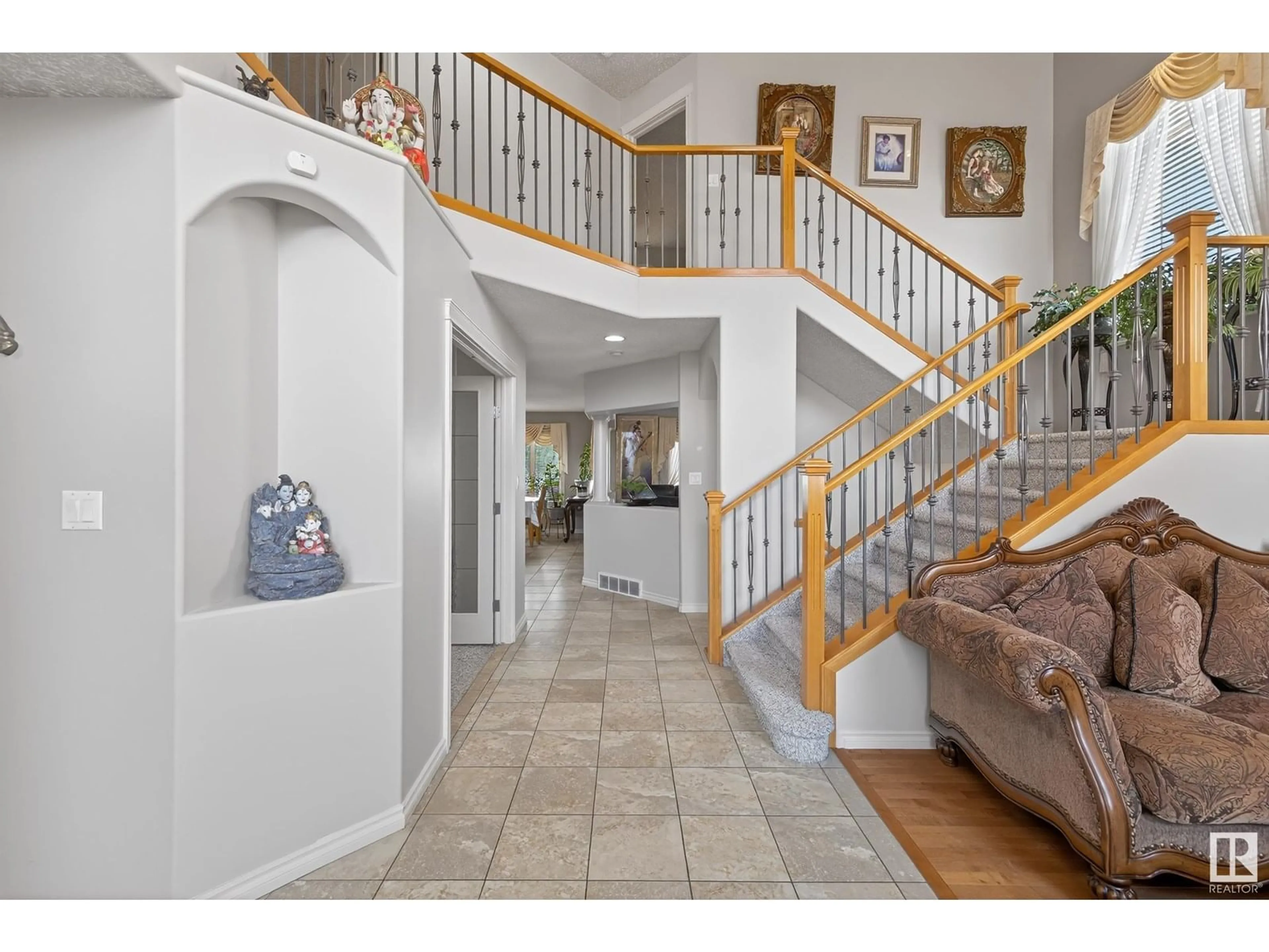 Indoor entryway for 10671 180 AV, Edmonton Alberta T5X6J9