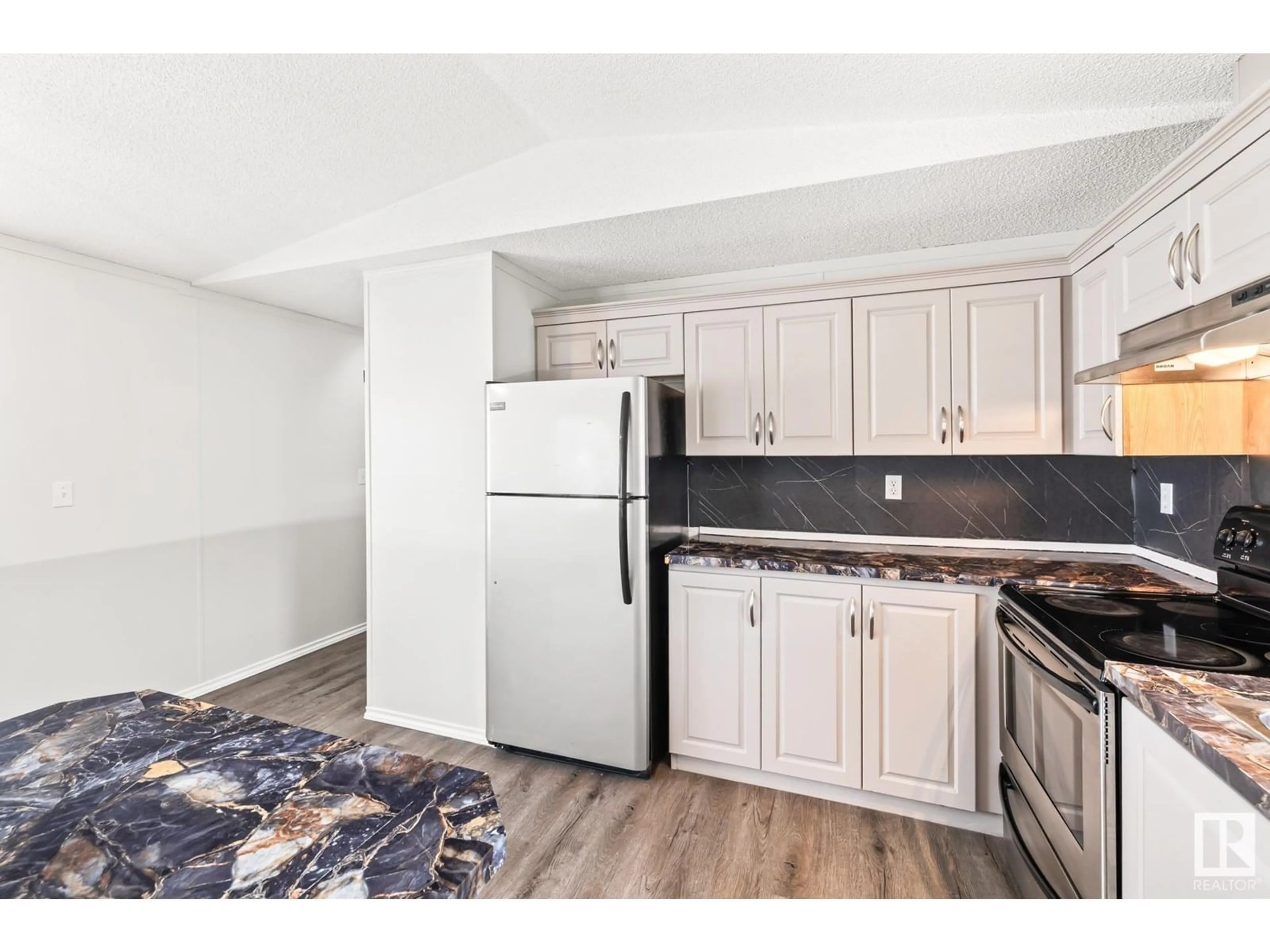 Standard kitchen, unknown for 739 53222 RANGE ROAD ROAD, Rural Parkland County Alberta T7X3X6