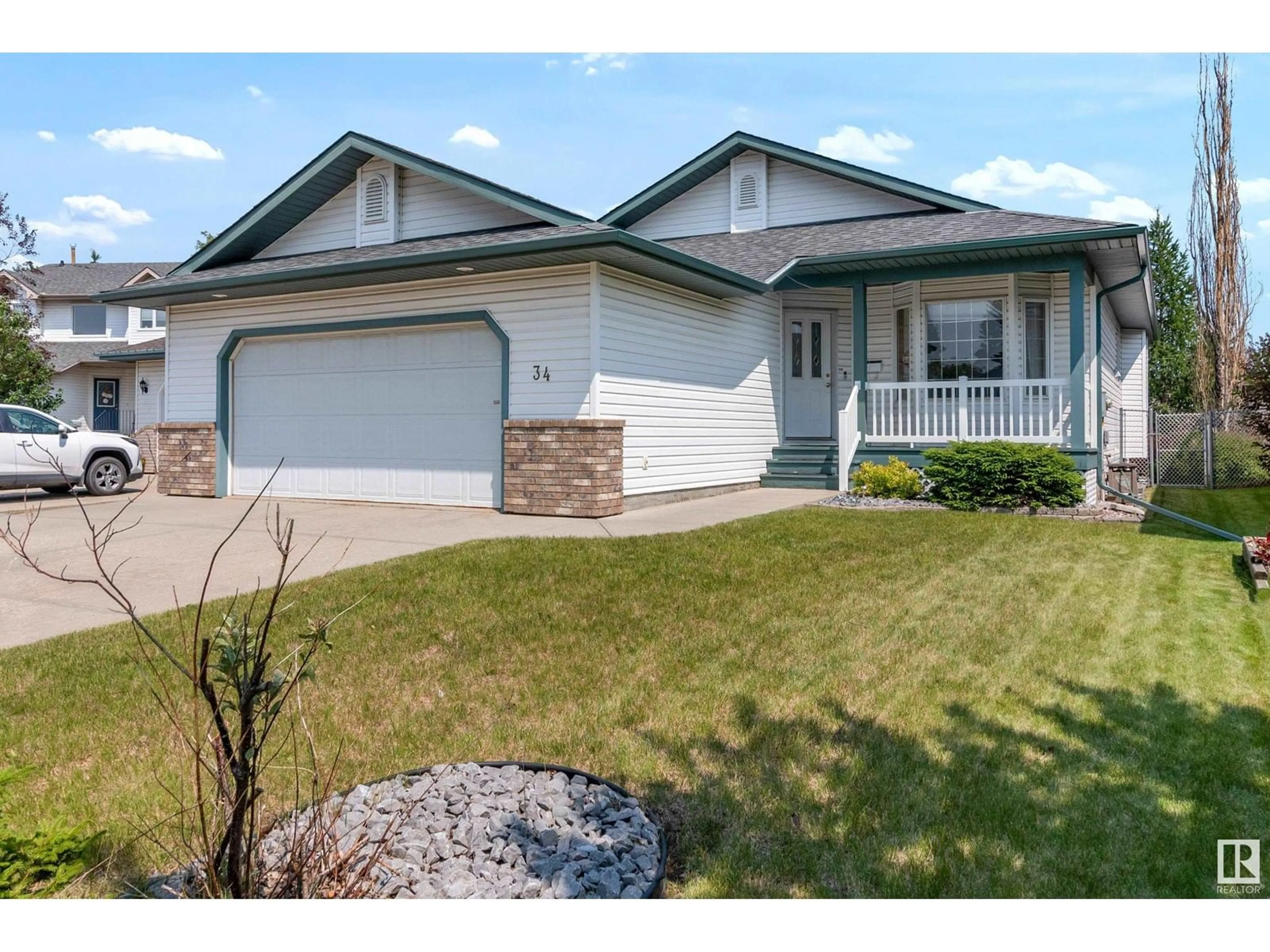 Home with vinyl exterior material, street for 34 CHANCERY BA, Sherwood Park Alberta T8H1Y3