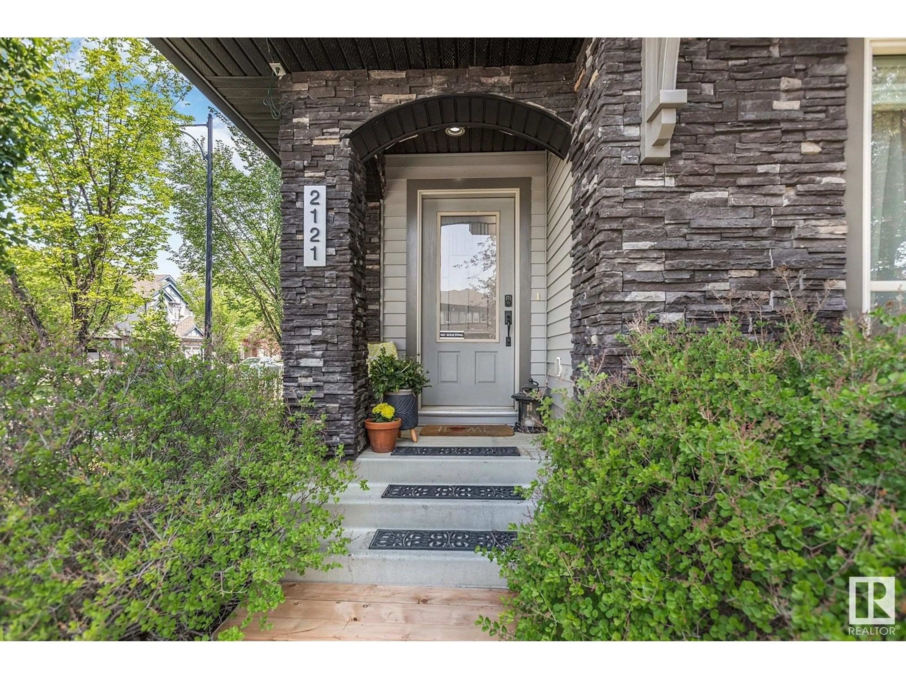 Indoor entryway for 2121 AUSTIN LINK, Edmonton Alberta T6W0L5
