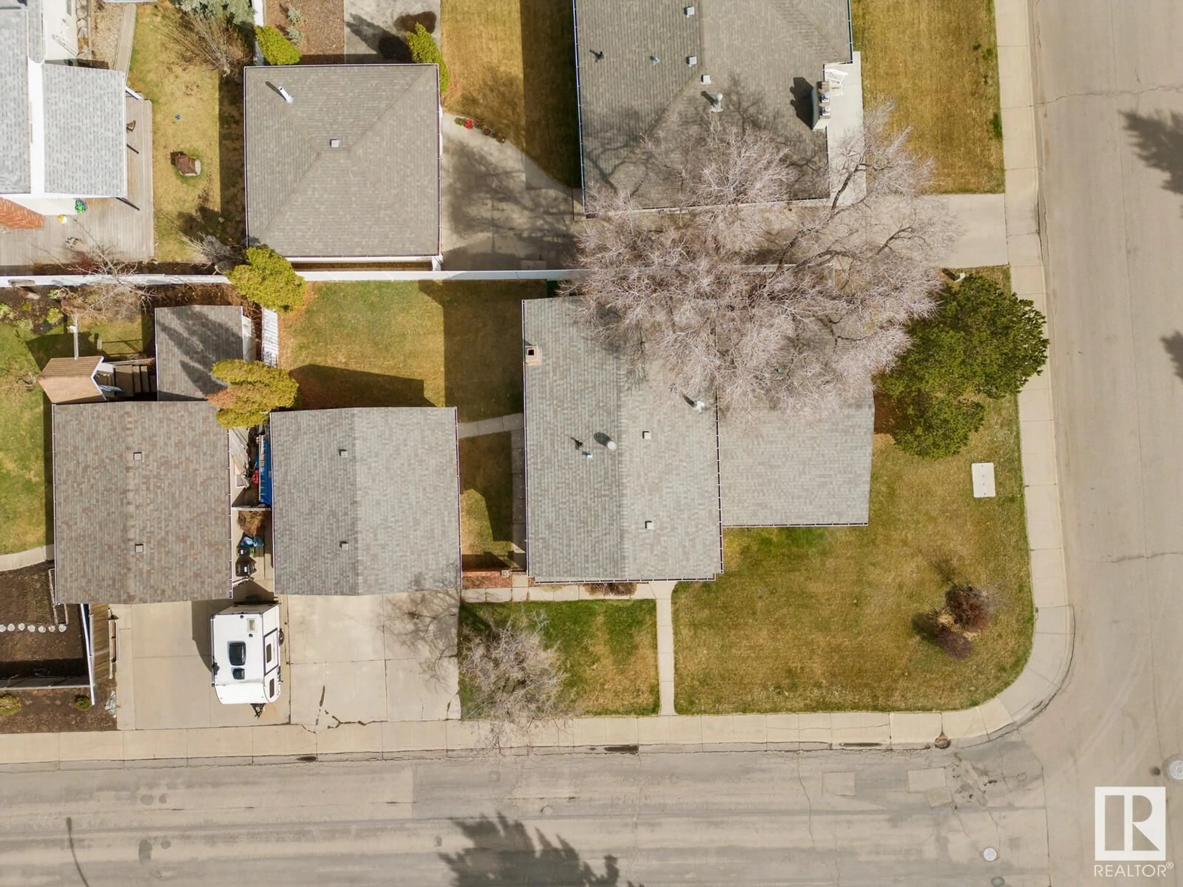 A pic from outside/outdoor area/front of a property/back of a property/a pic from drone, street for 10804 41 AV, Edmonton Alberta T6J2S1