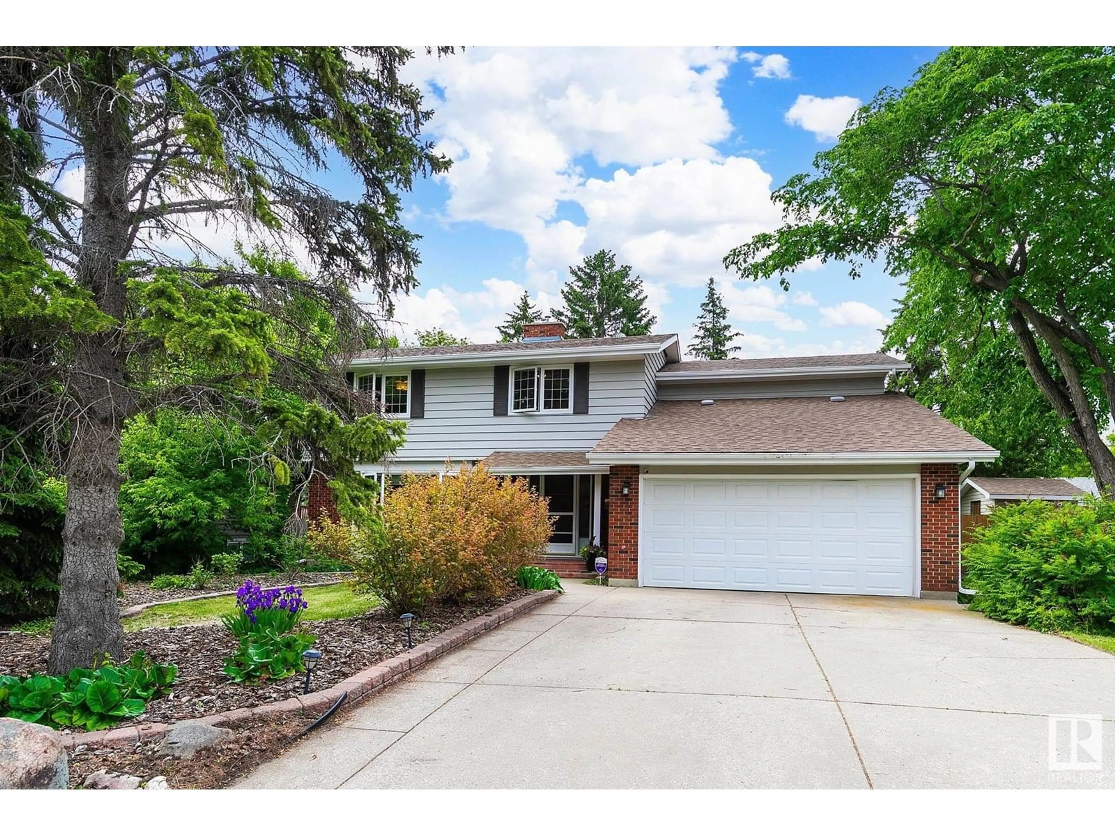Home with vinyl exterior material, street for NW - 13911 88 AV, Edmonton Alberta T5R4J1