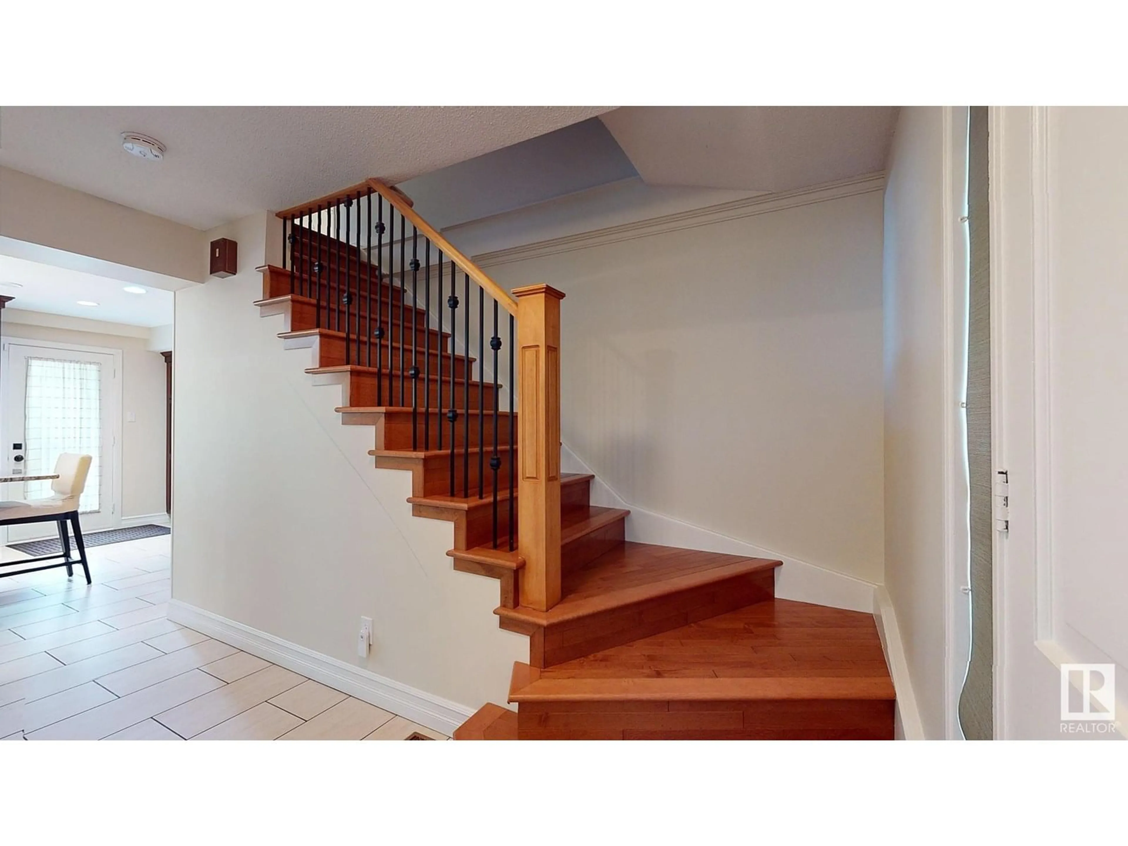 Stairs for NW - 13911 88 AV, Edmonton Alberta T5R4J1