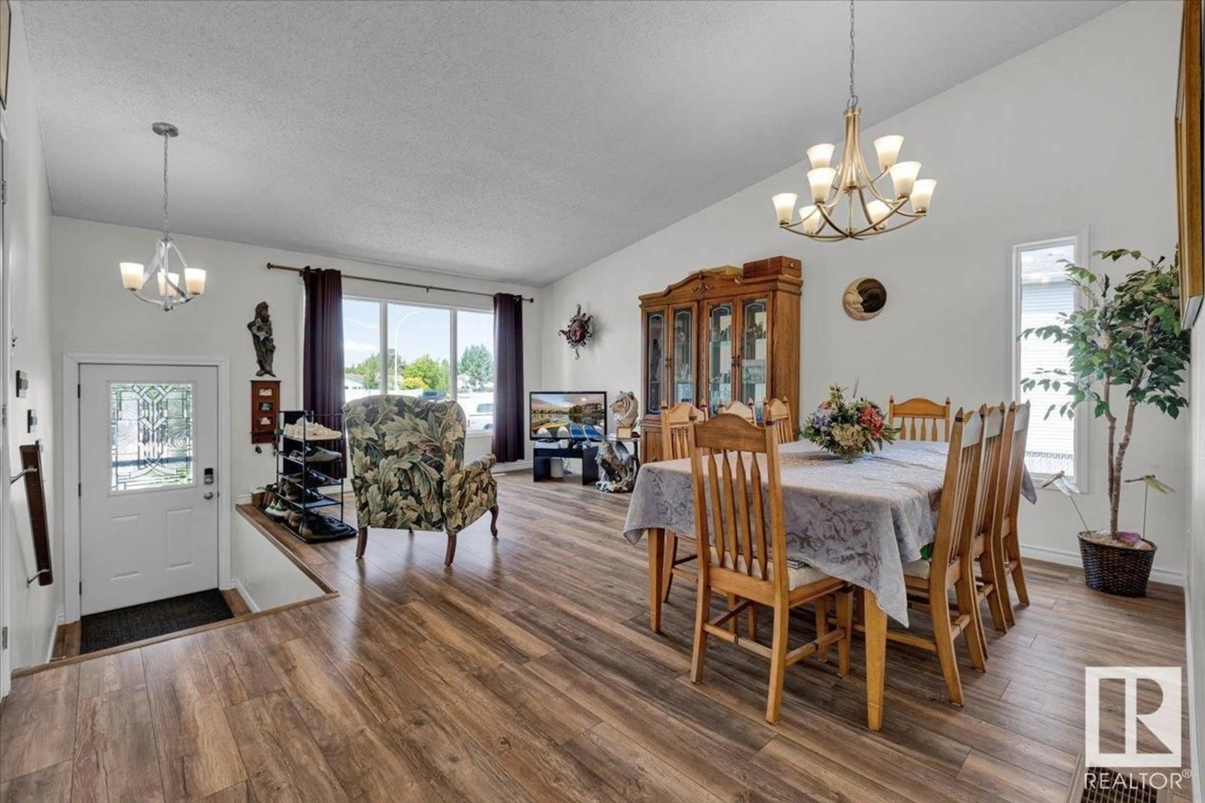 Dining room, wood/laminate floor for 5303 50 AV, Bon Accord Alberta T0A0K0
