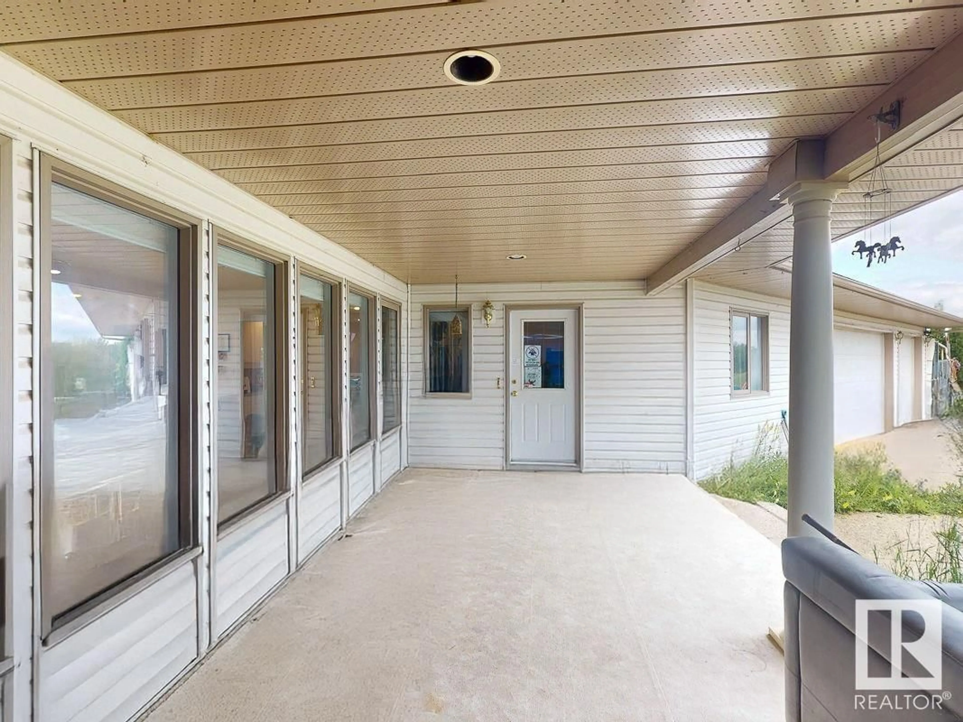 Indoor foyer for 51475A RGE ROAD 231, Rural Strathcona County Alberta T8B1K9