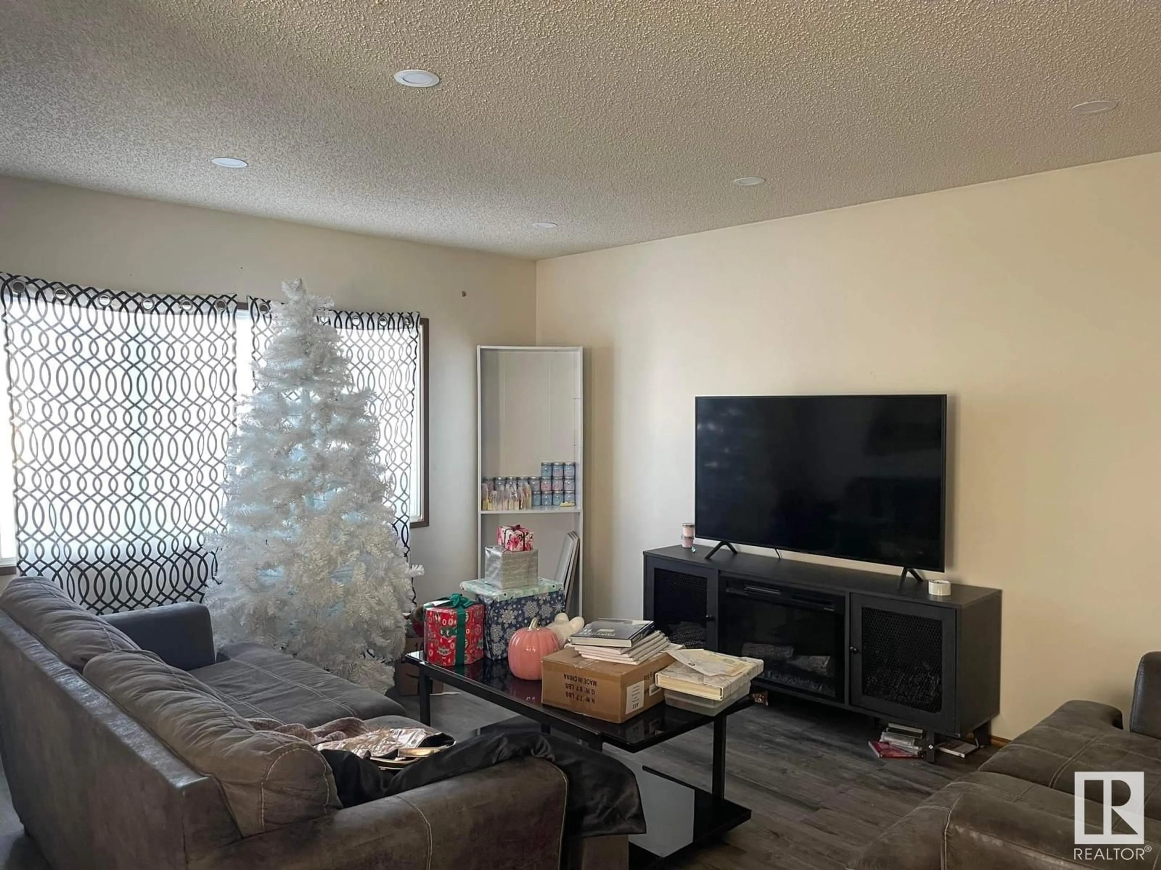 A pic of a room for NW - 5313 21 AV, Edmonton Alberta T6L5G5