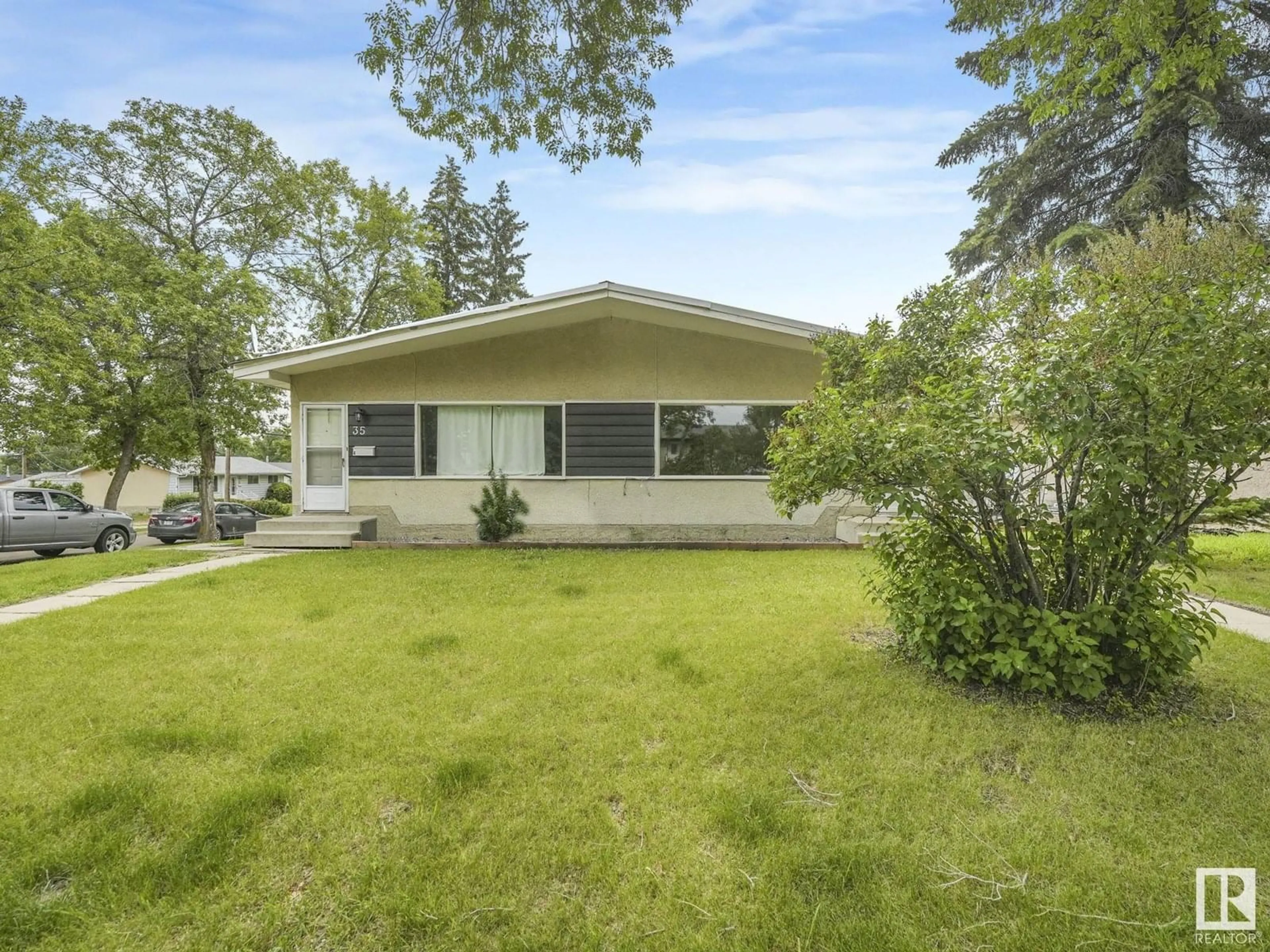 Home with vinyl exterior material, street for 35 GRAND DR, Camrose Alberta T4V2J9