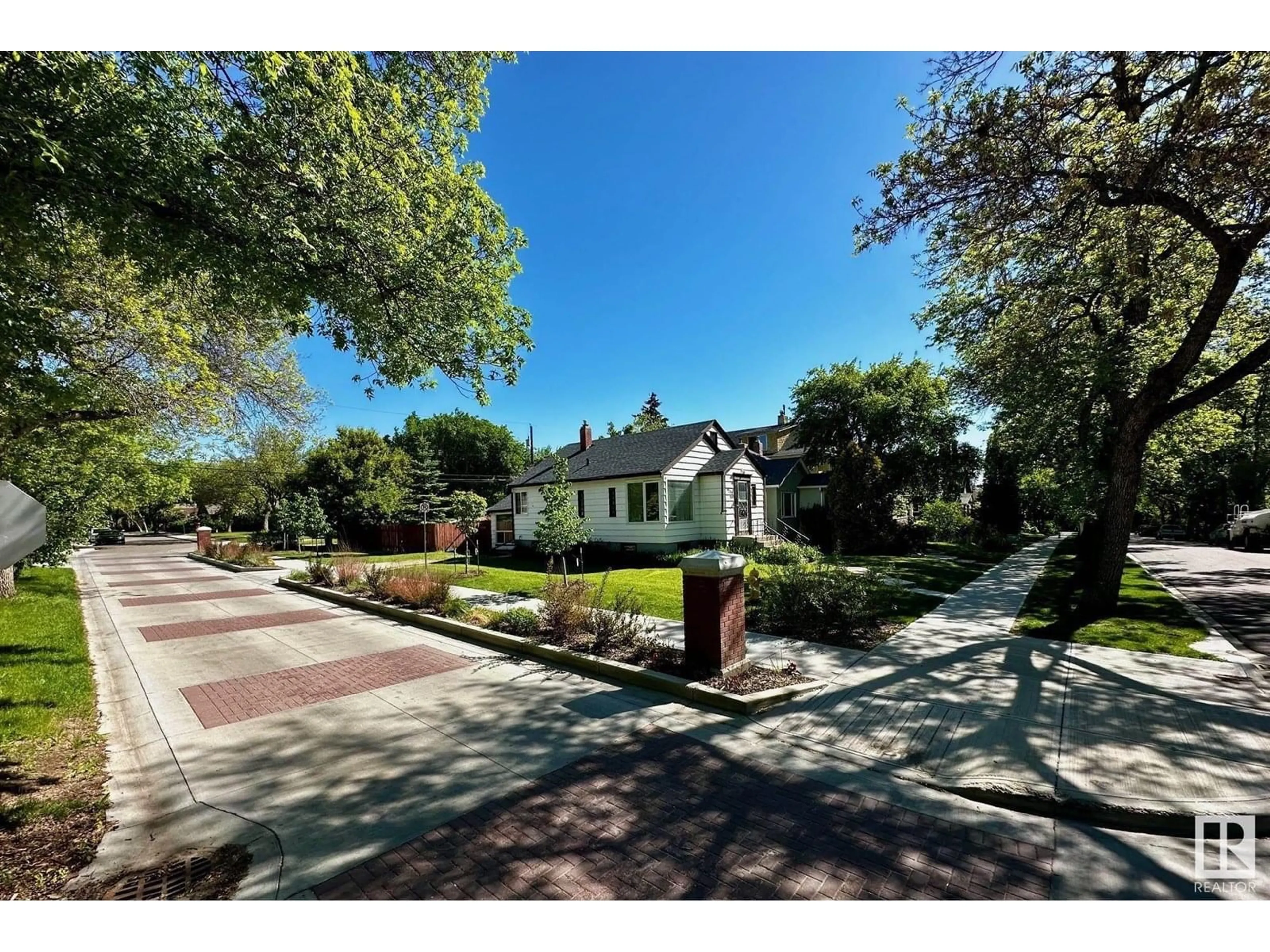 A pic from outside/outdoor area/front of a property/back of a property/a pic from drone, street for 9758 88 AV, Edmonton Alberta T6E2P9