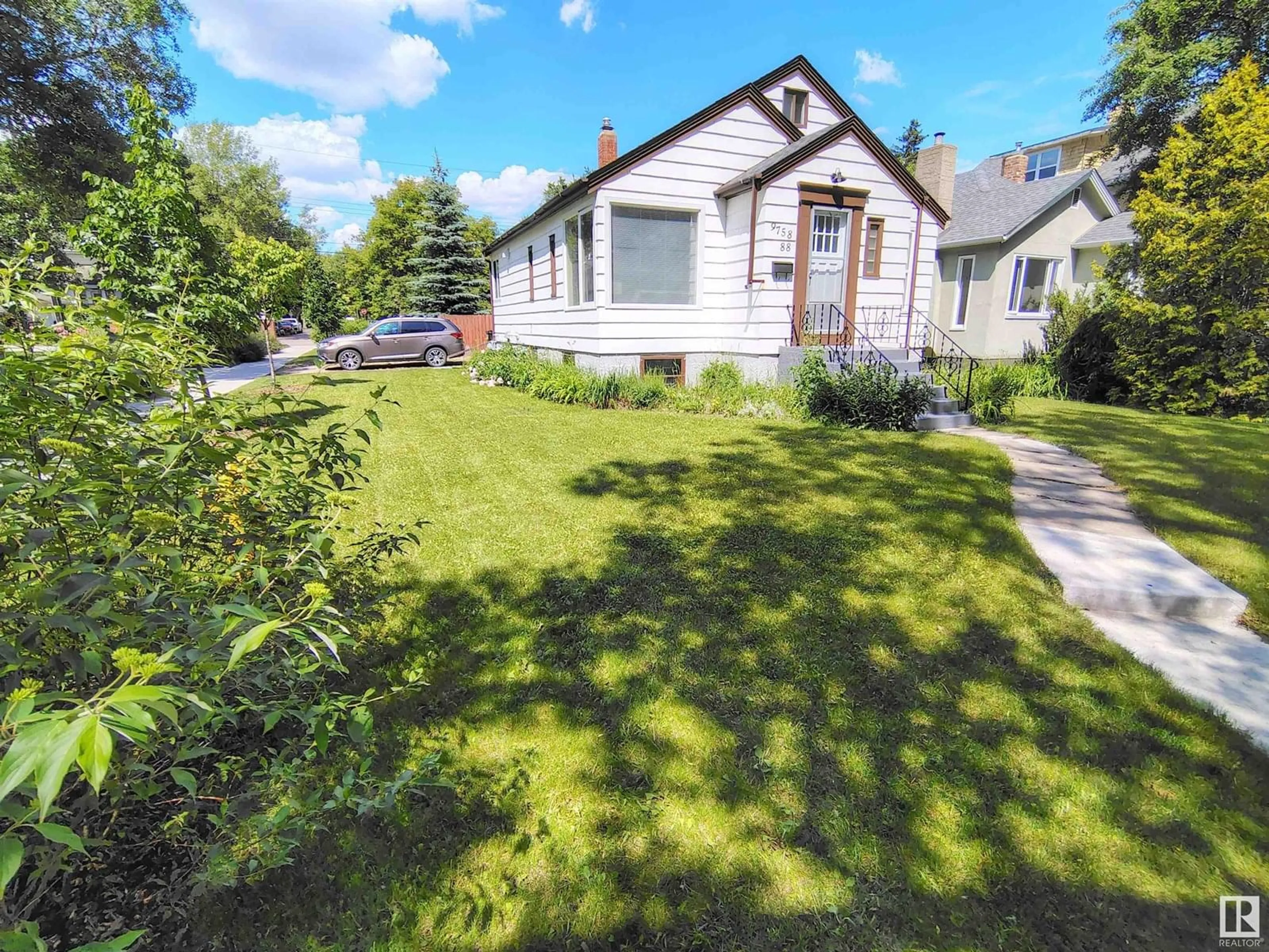A pic from outside/outdoor area/front of a property/back of a property/a pic from drone, street for 9758 88 AV, Edmonton Alberta T6E2P9