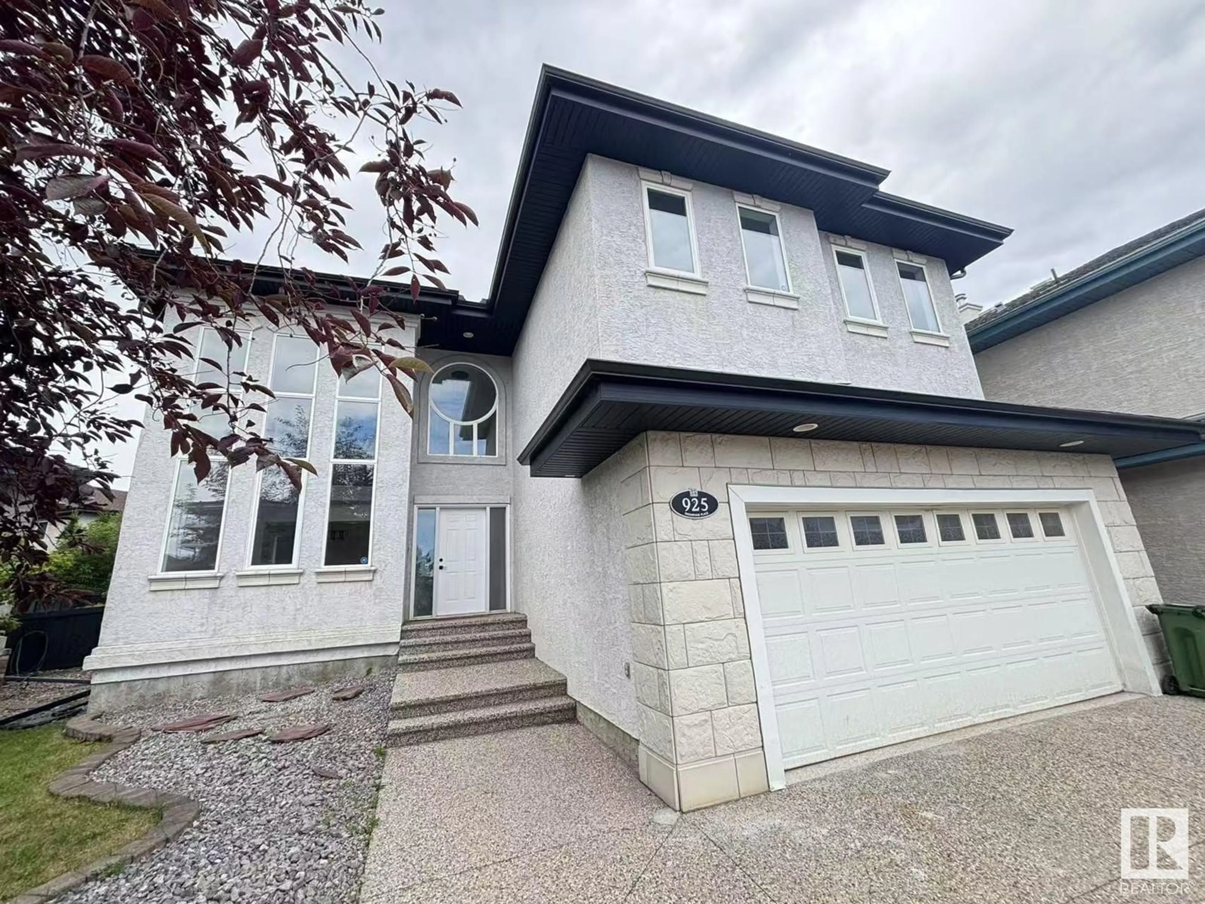Home with vinyl exterior material, street for 925 THOMPSON PL, Edmonton Alberta T6R3K4