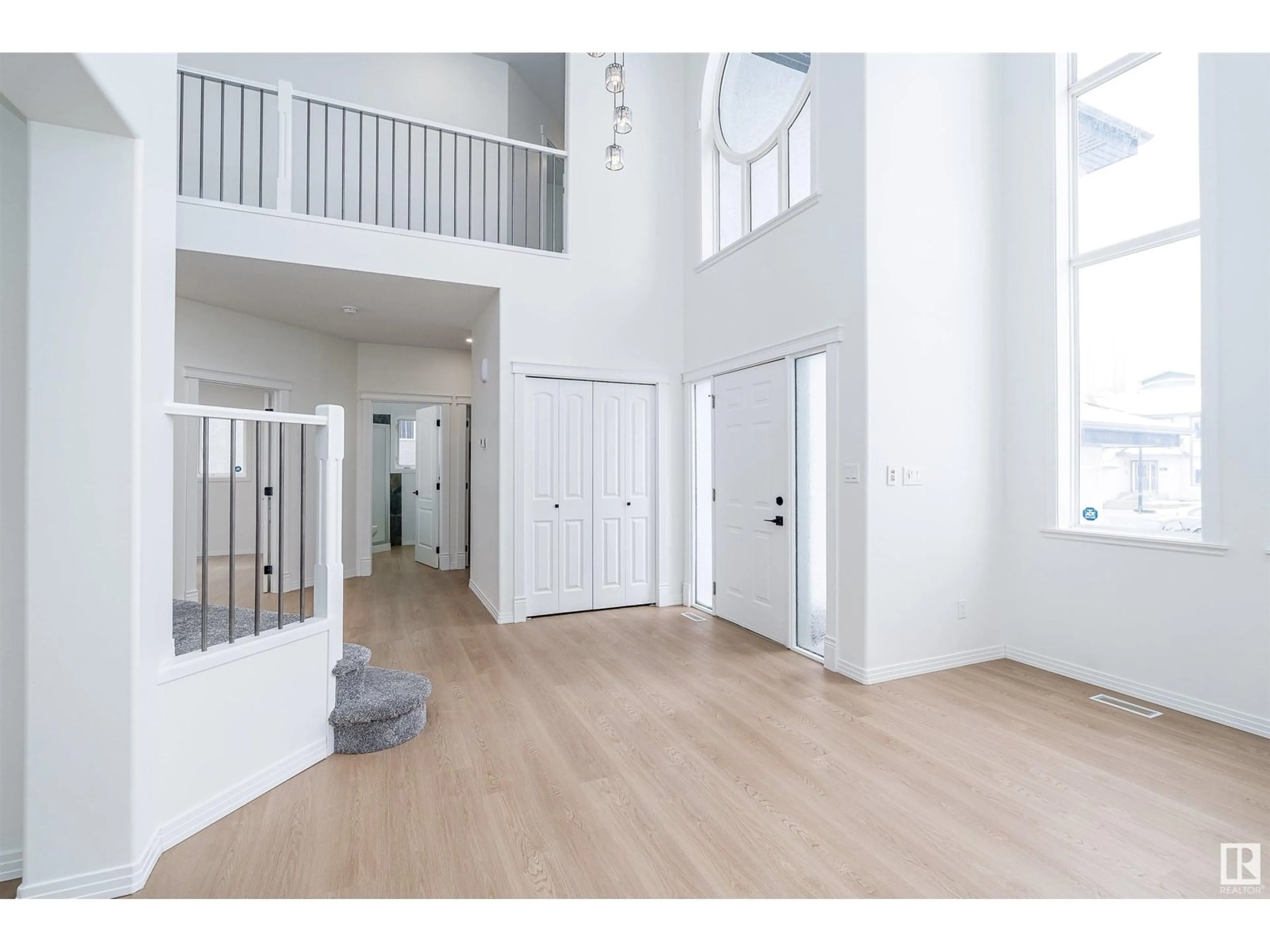 Indoor foyer for 925 THOMPSON PL, Edmonton Alberta T6R3K4