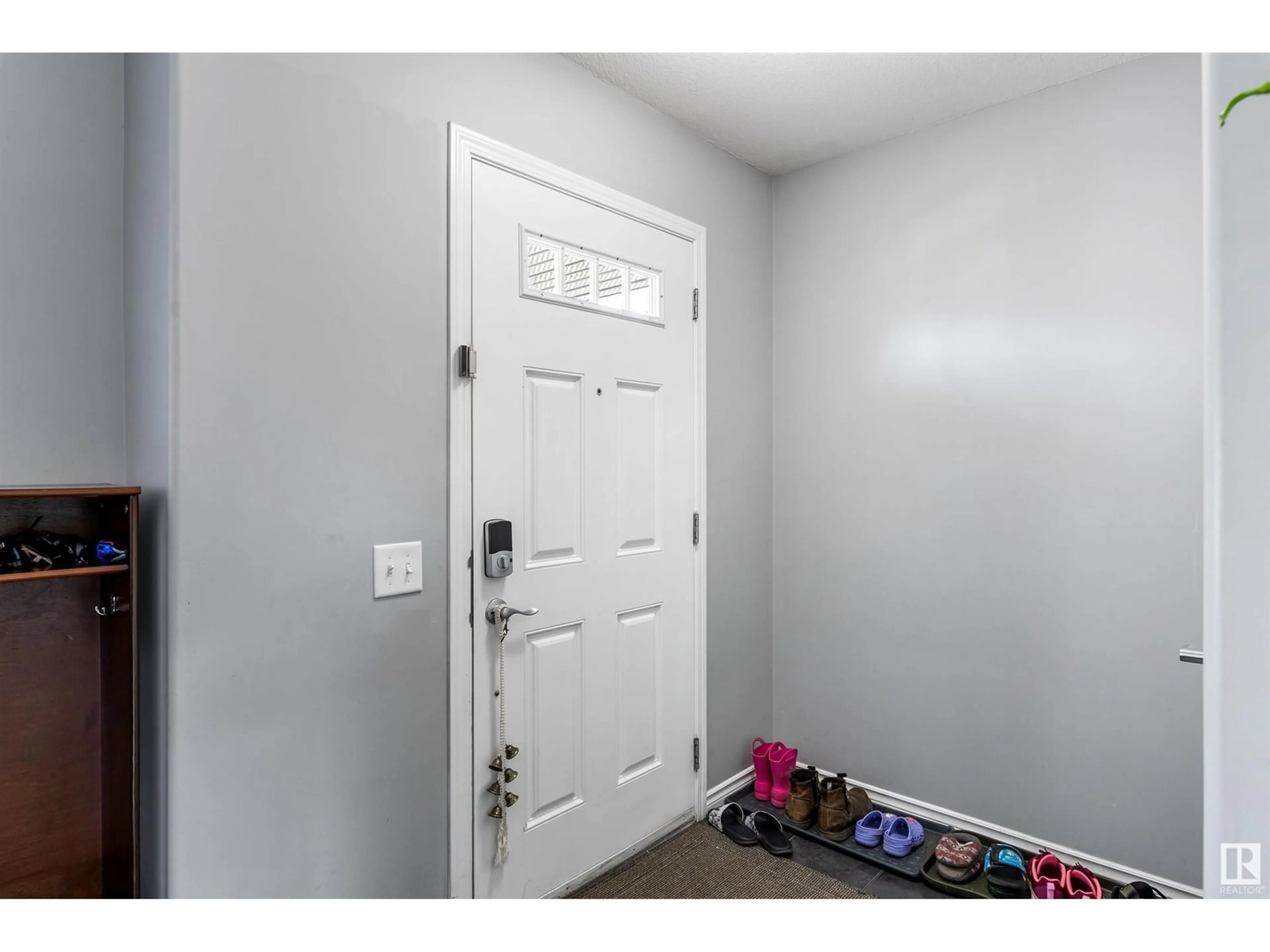 Indoor entryway for 133 CY BECKER BV, Edmonton Alberta T5Y0X8