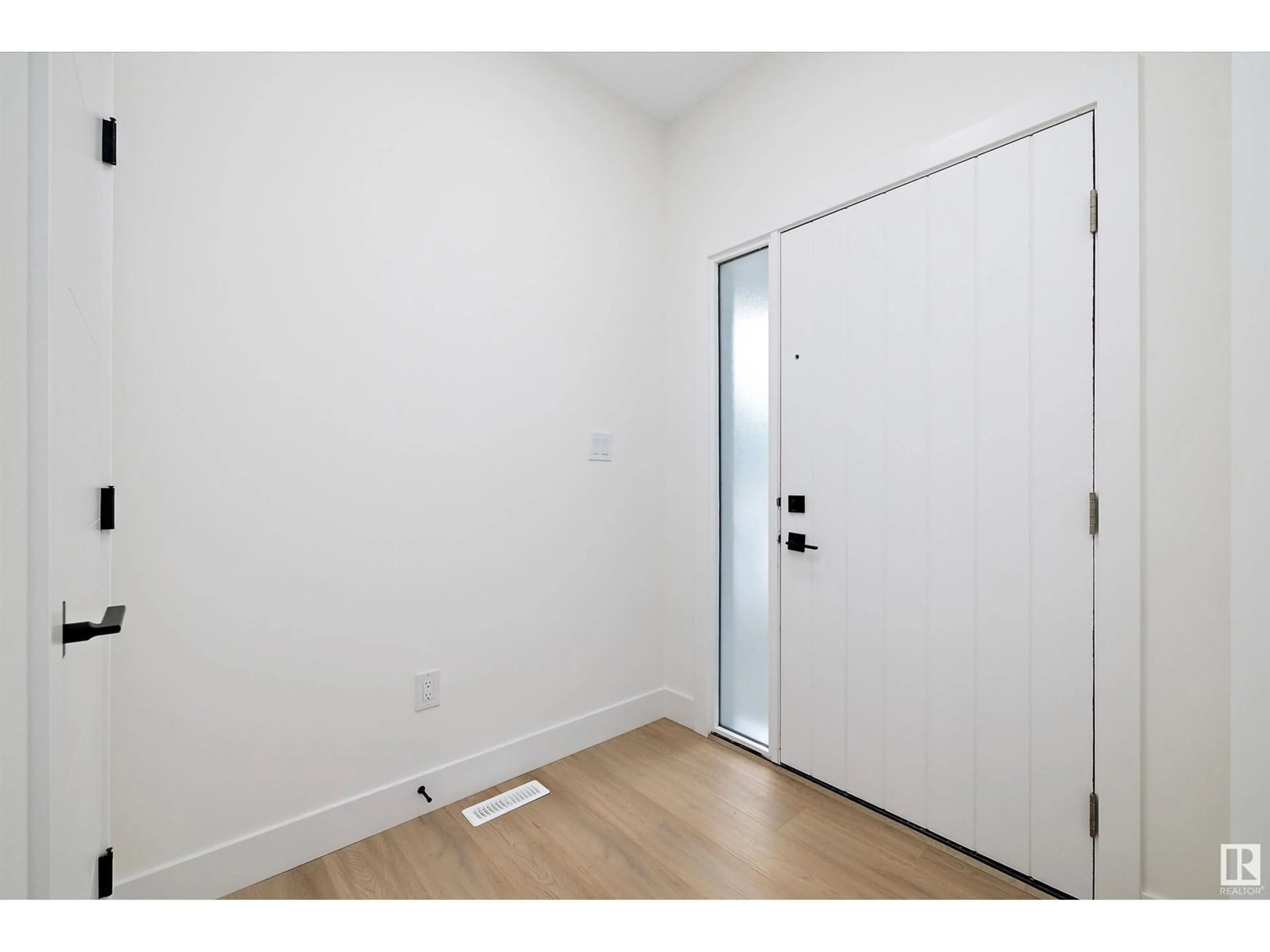 Indoor entryway for 6009 NADEN LANDING NW, Edmonton Alberta T5E6X6