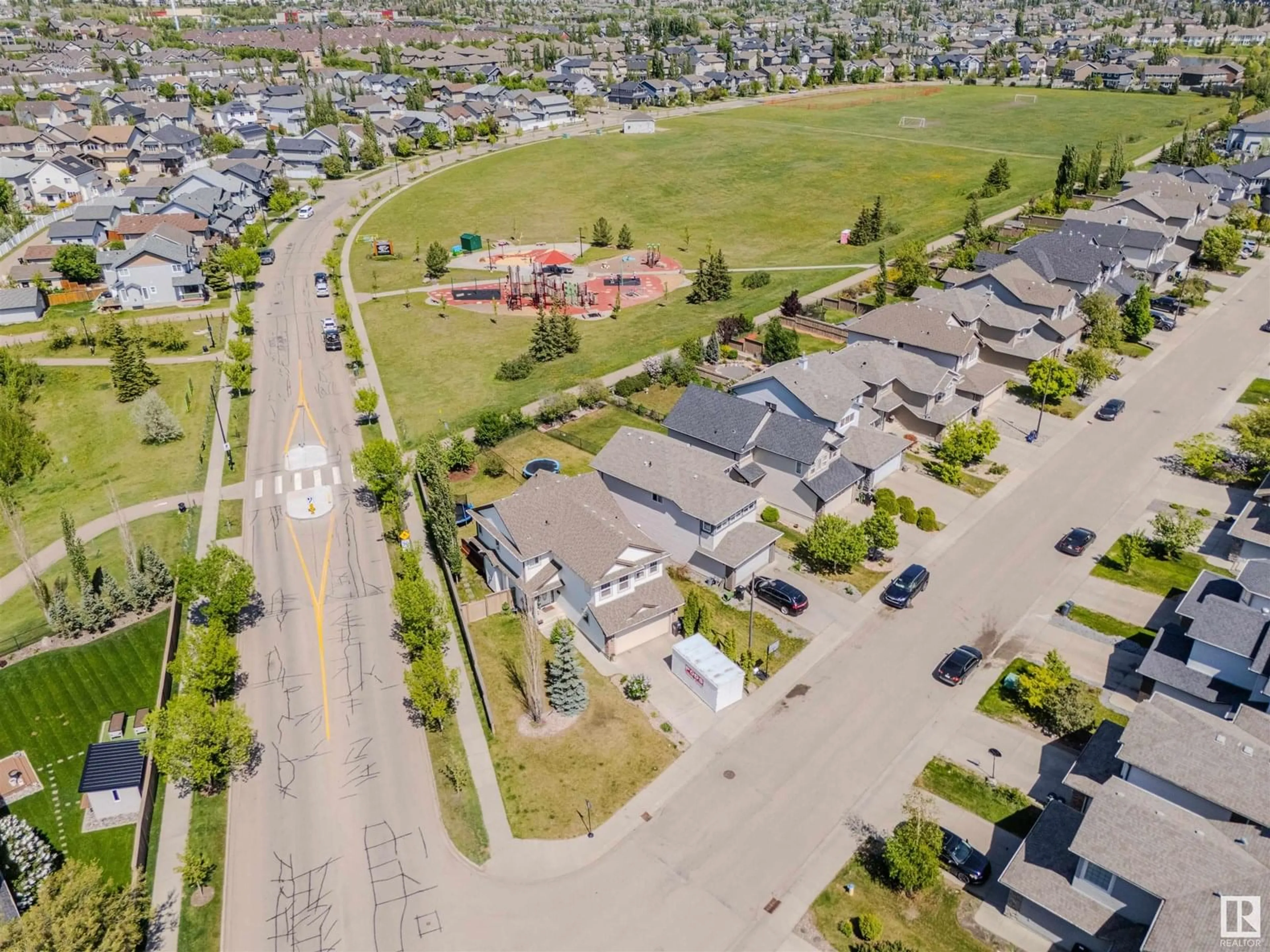 A pic from outside/outdoor area/front of a property/back of a property/a pic from drone, street for 8509 SLOANE CR, Edmonton Alberta T6R0L1