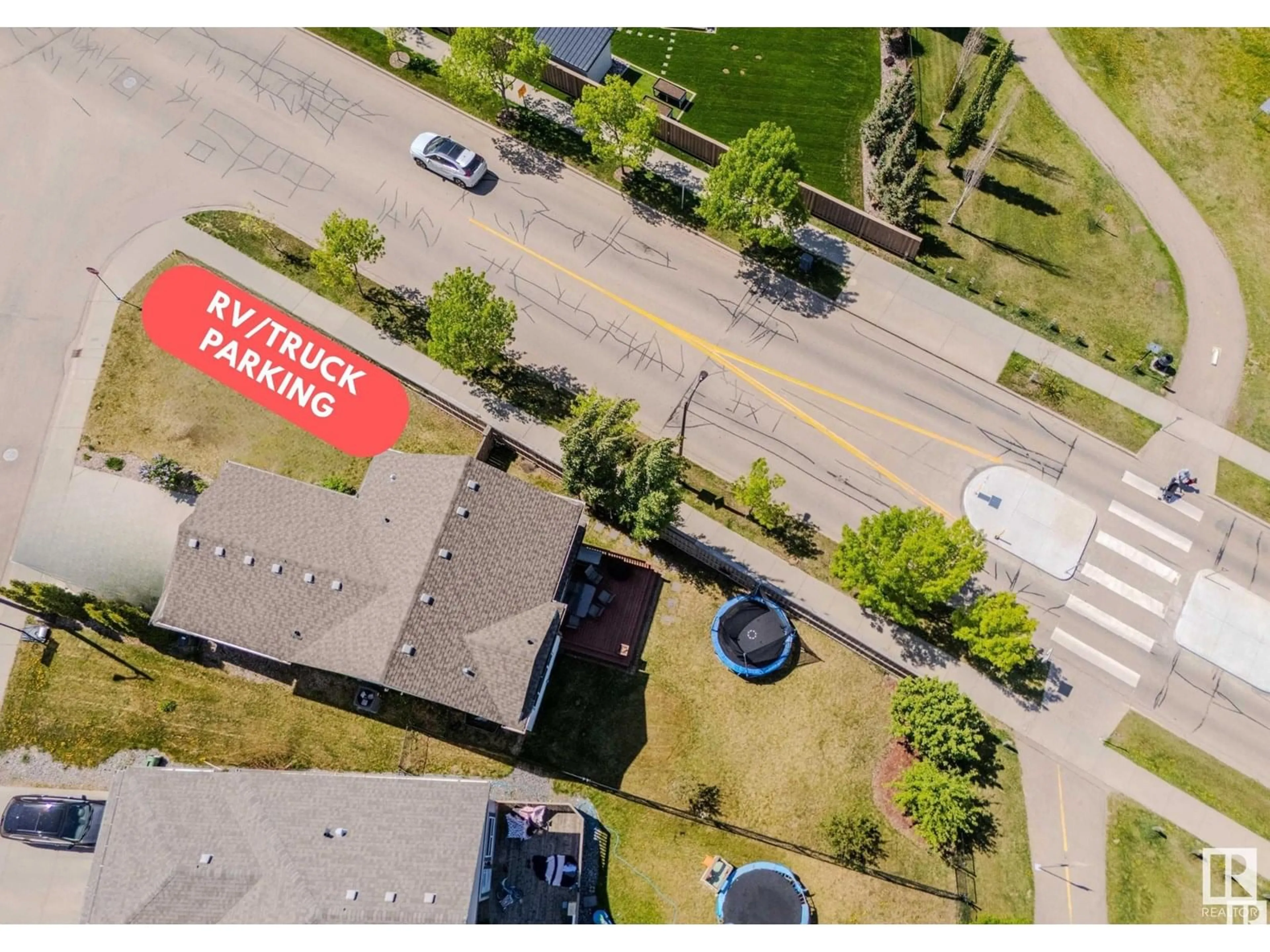 A pic from outside/outdoor area/front of a property/back of a property/a pic from drone, street for 8509 SLOANE CR, Edmonton Alberta T6R0L1
