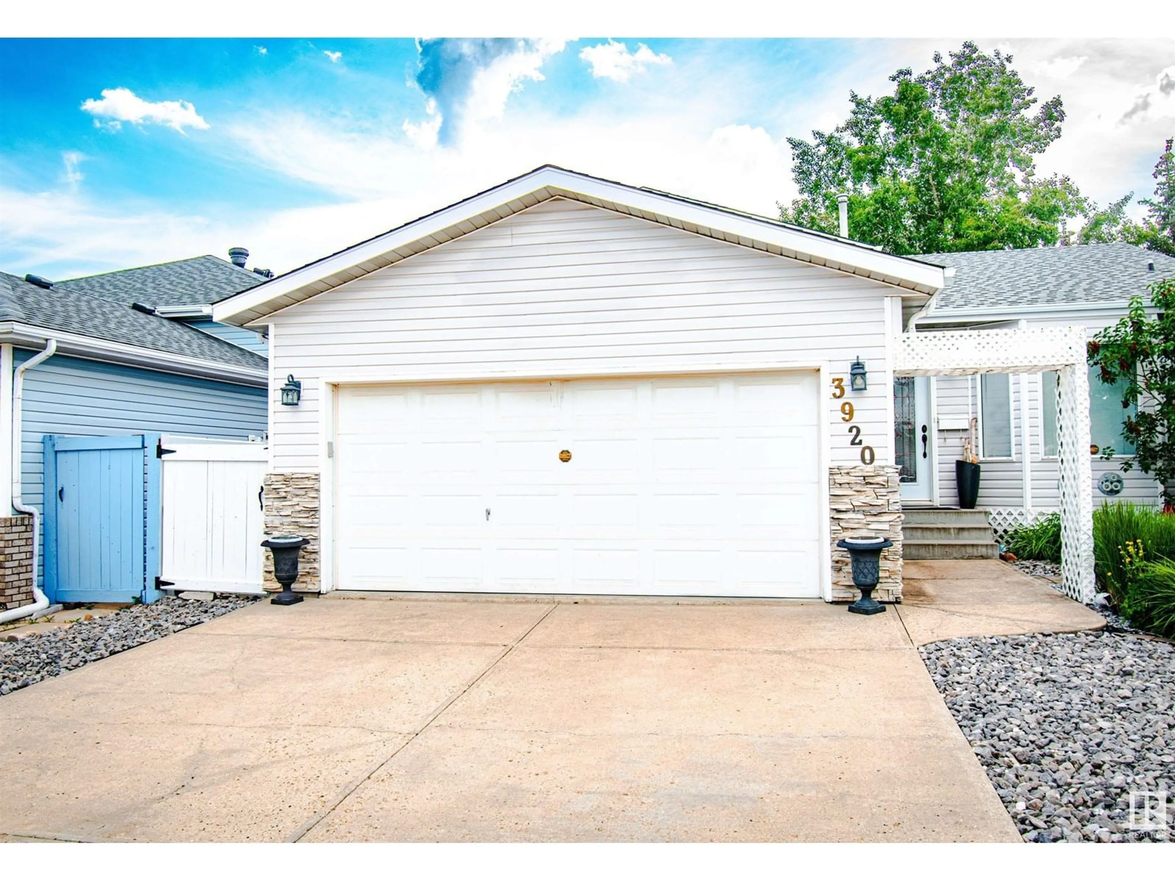 Indoor garage for 3920 33 NW, Edmonton Alberta T6T1J7