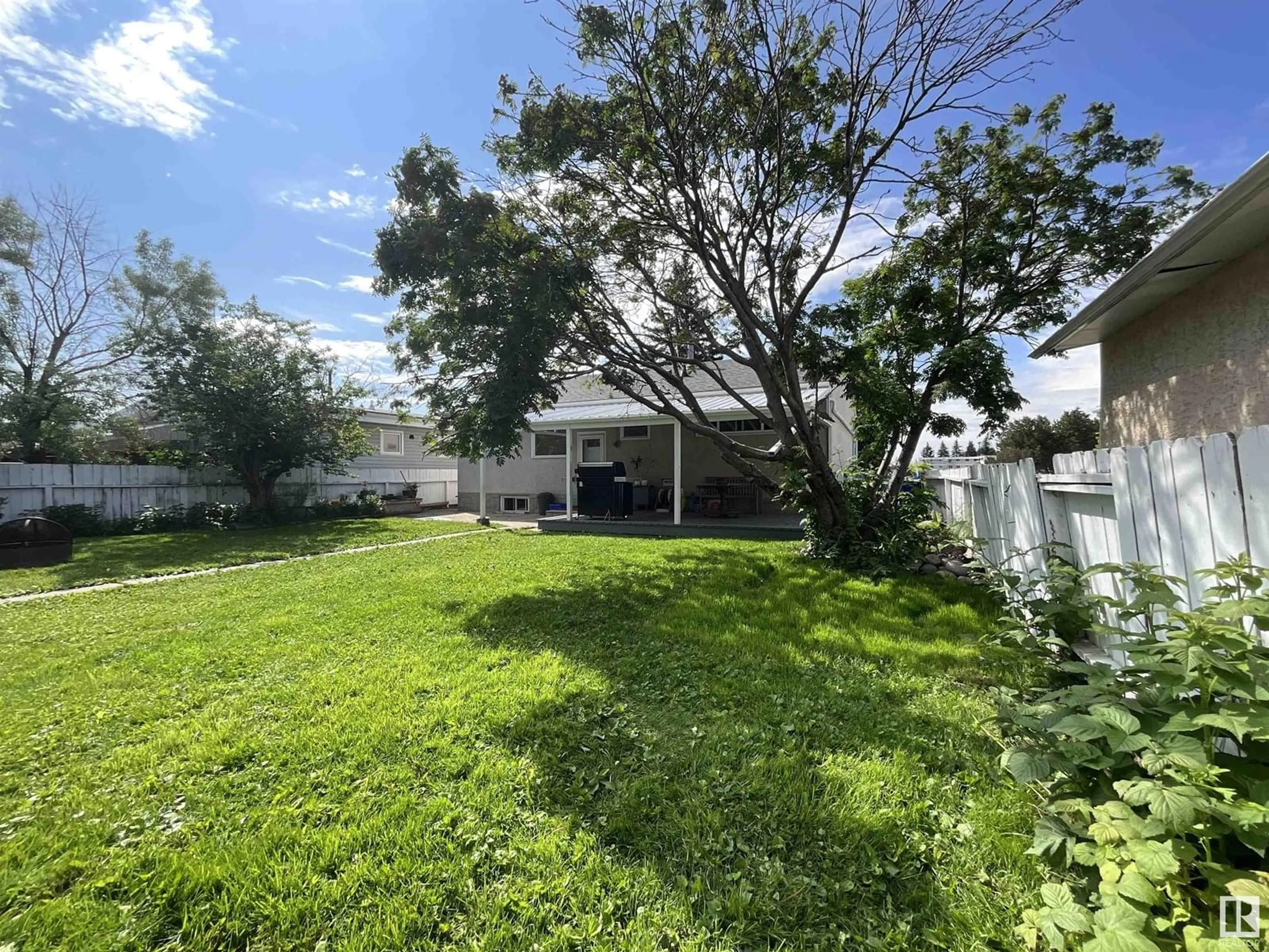 A pic from outside/outdoor area/front of a property/back of a property/a pic from drone, street for 16310 96A AV, Edmonton Alberta T5P0E5